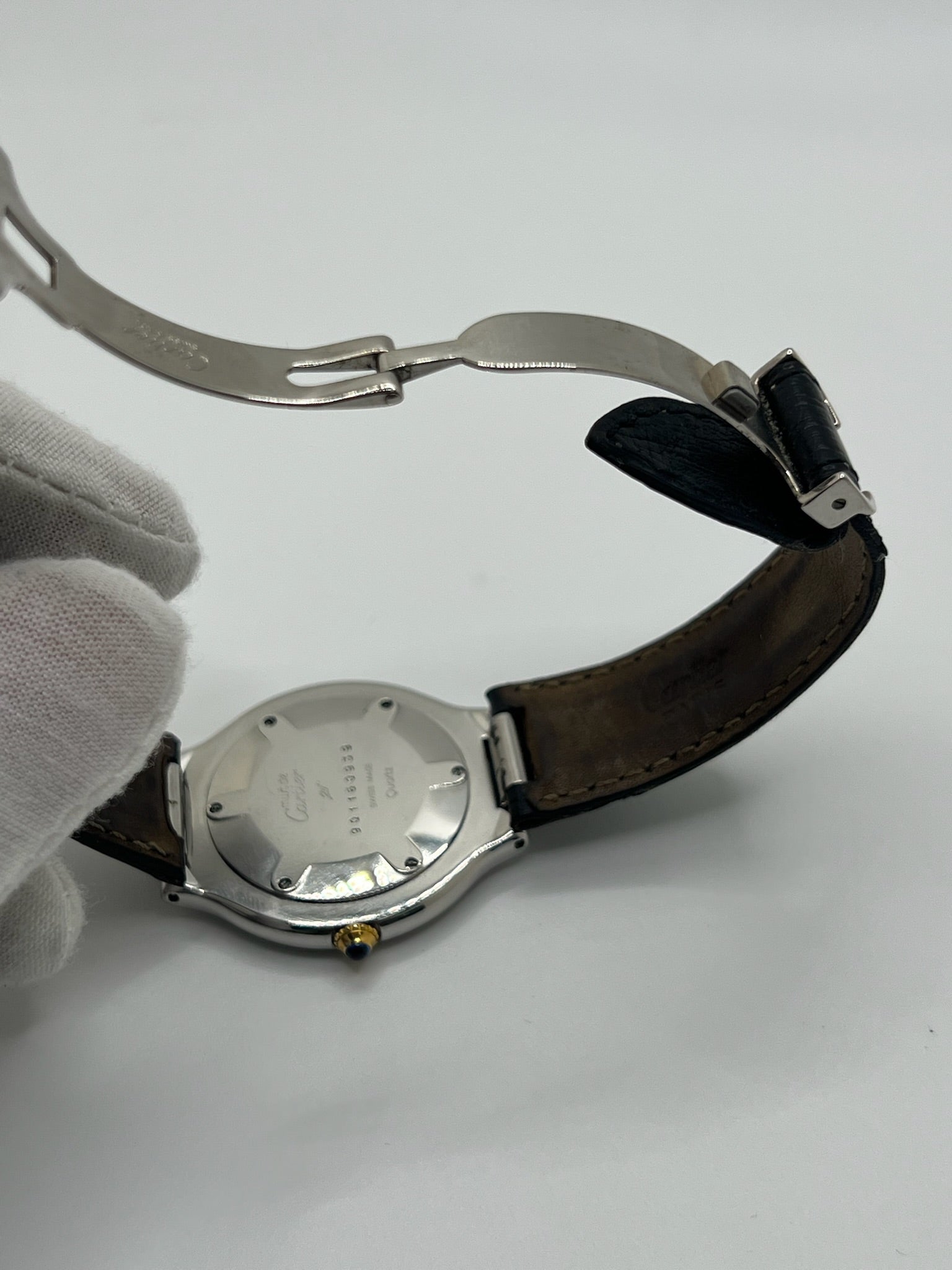 Montre Cartier 21 Must de Cartier avec boîtier 35 mm en or et acier, cadran blanc à chiffres romains, mouvement quartz. Modèle élégant et mixte, équipé d’une boucle déployante sur bracelet cuir noir. Montre de luxe vintage en très bon état, révisée, disponible sans boîte ni papiers d’origine. Idéale pour collectionneur ou amateur de montres emblématiques signées Cartier.