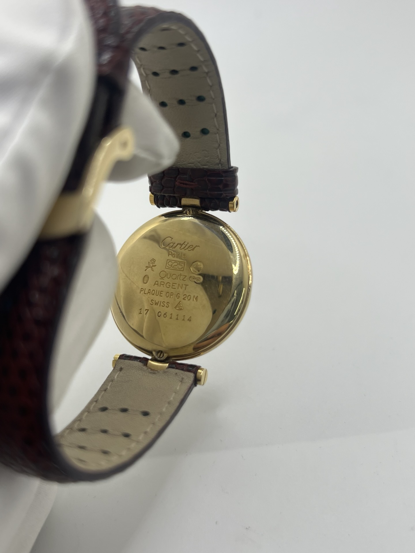 Montre Cartier Must Vendôme Vermeil 30 mm avec cadran bordeaux “burgundy”. Ce modèle vintage emblématique présente un boîtier rond en vermeil (argent plaqué or), un cadran laqué rouge profond signature de la collection Must, des aiguilles dorées élégantes et un design classique intemporel. Montre de luxe suisse recherchée par les collectionneurs, idéale pour les amateurs d’horlogerie vintage et de pièces iconiques au style raffiné.