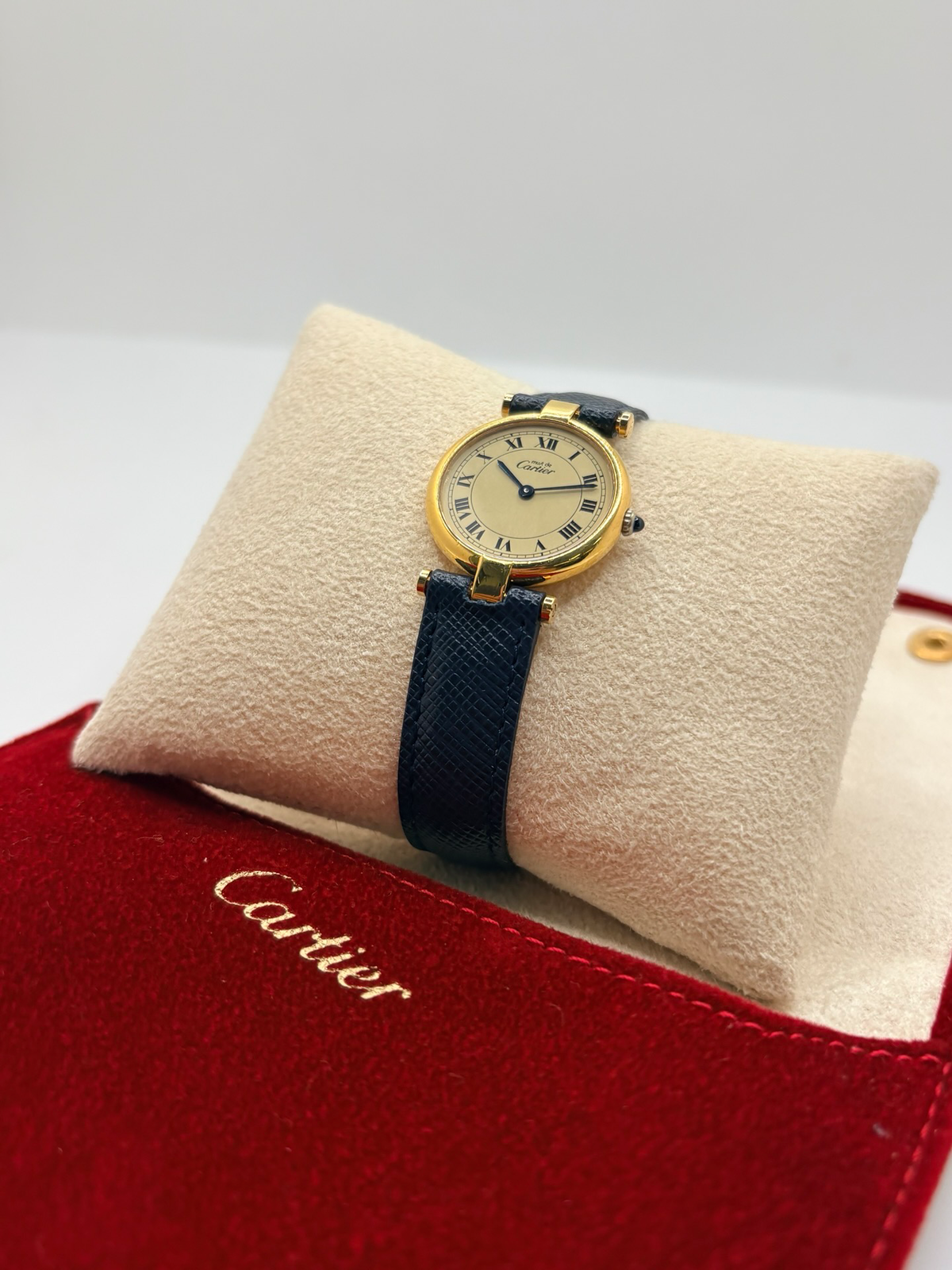 Montre Cartier Must Vendôme PM pour femme, équipée d’un mouvement à quartz et présentée dans un boîtier en argent de 24 mm. Son cadran blanc à chiffres romains est protégé par un verre saphir. Cette montre Cartier est montée sur un bracelet en cuir bleu avec boucle ardillon en acier. Élégante et intemporelle, la Cartier Must Vendôme PM séduit par son format compact, son design raffiné et son style emblématique, idéale au quotidien ou pour une occasion spéciale.