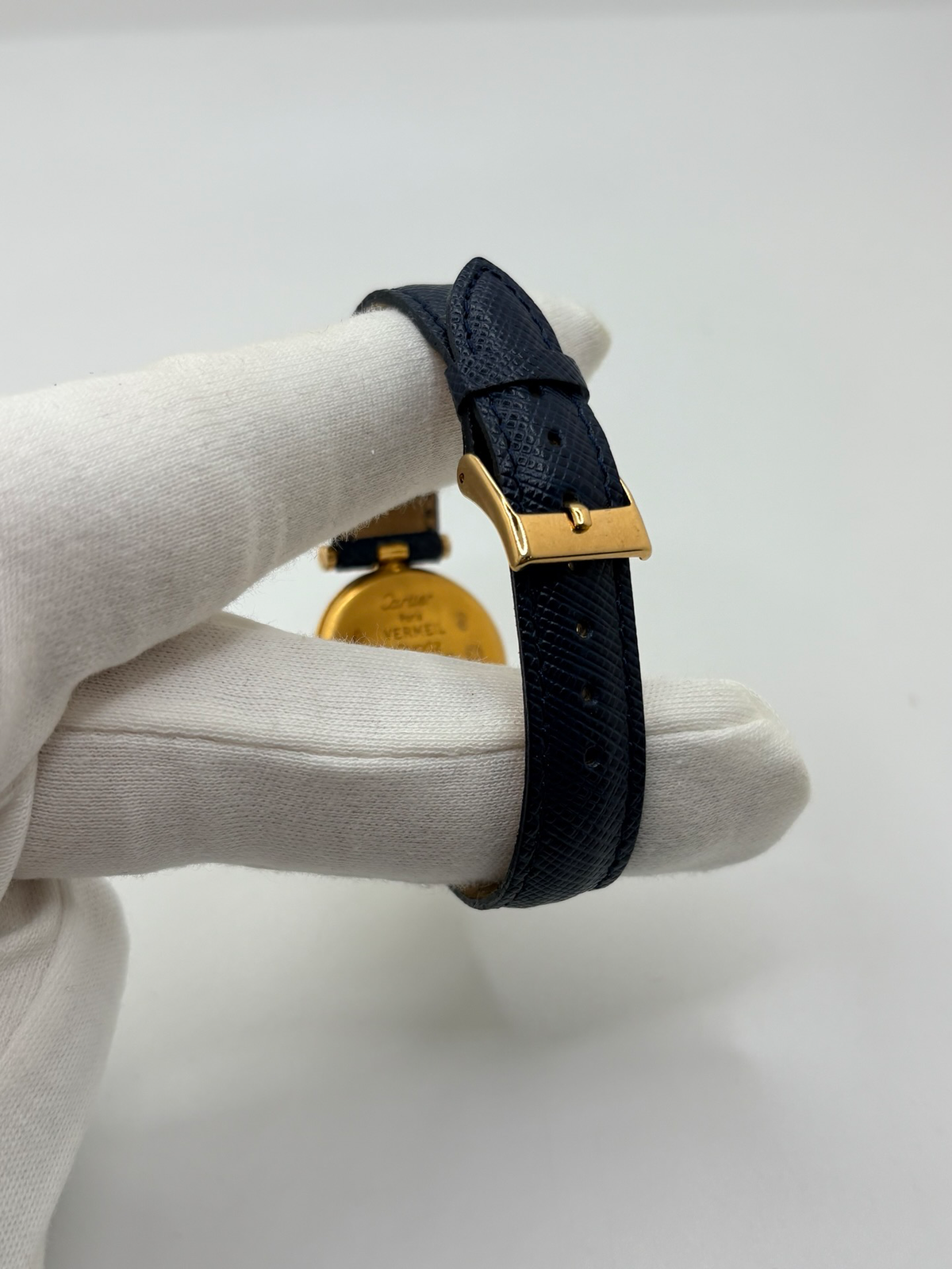Montre Cartier Must Vendôme PM pour femme, équipée d’un mouvement à quartz et présentée dans un boîtier en argent de 24 mm. Son cadran blanc à chiffres romains est protégé par un verre saphir. Cette montre Cartier est montée sur un bracelet en cuir bleu avec boucle ardillon en acier. Élégante et intemporelle, la Cartier Must Vendôme PM séduit par son format compact, son design raffiné et son style emblématique, idéale au quotidien ou pour une occasion spéciale.