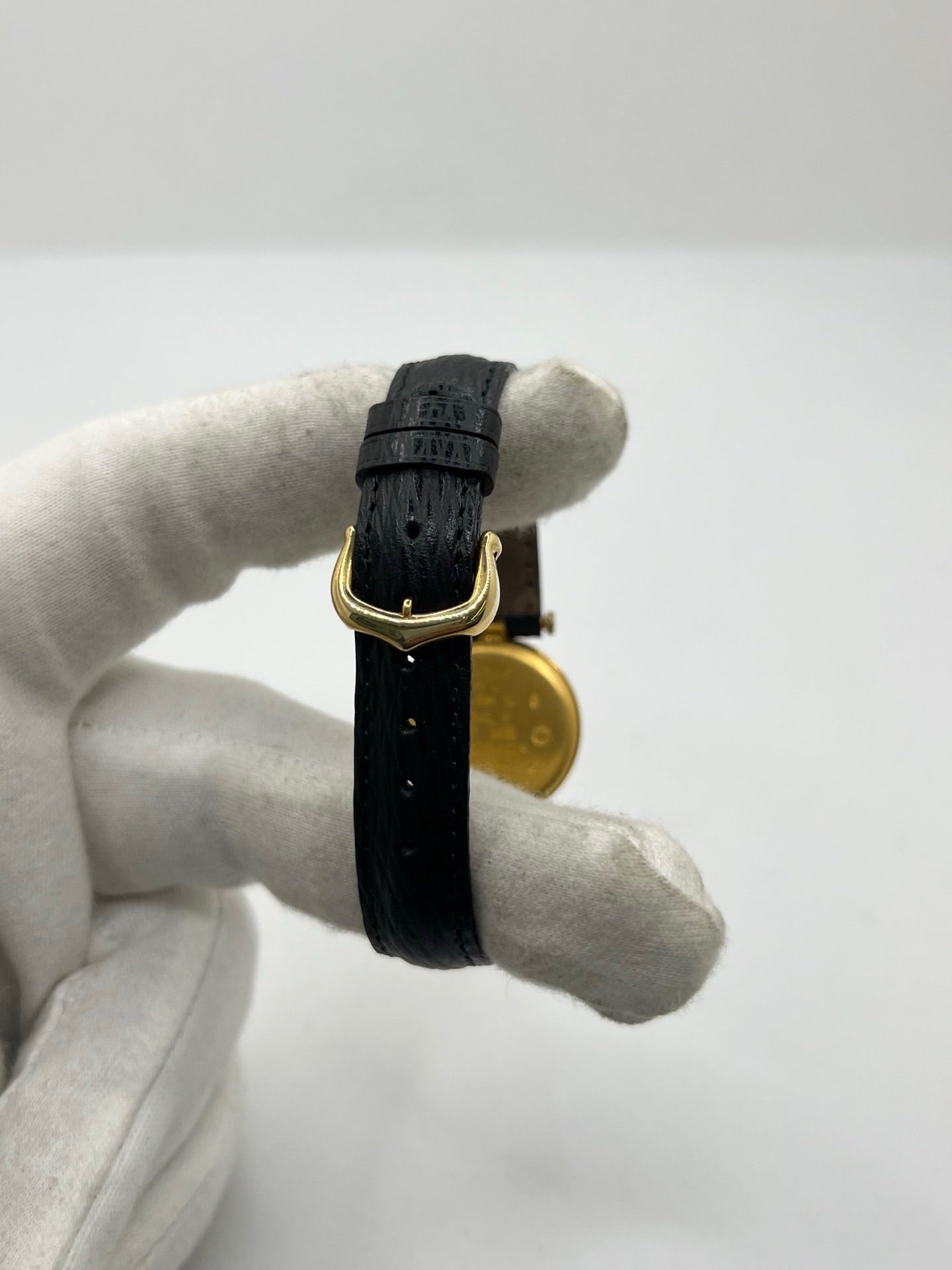 Cartier Must Vendôme référence 590004 en argent avec boîtier de 24 mm, cadran noir à chiffres romains et mouvement à quartz. Cette montre femme est équipée d'un bracelet en cuir, d'une boucle ardillon en acier et d'un verre saphir. Modèle d'occasion en très bon état, révisé en interne en 2026. Une montre Cartier vintage au design élégant, idéale pour les amateurs d'horlogerie de luxe et de pièces intemporelles.
