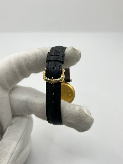 Cartier Must Vendôme référence 590004 en argent avec boîtier de 24 mm, cadran noir à chiffres romains et mouvement à quartz. Cette montre femme est équipée d'un bracelet en cuir, d'une boucle ardillon en acier et d'un verre saphir. Modèle d'occasion en très bon état, révisé en interne en 2026. Une montre Cartier vintage au design élégant, idéale pour les amateurs d'horlogerie de luxe et de pièces intemporelles.
