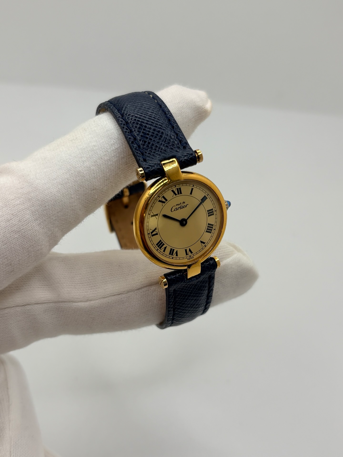 Montre Cartier Must Vendôme PM pour femme, équipée d’un mouvement à quartz et présentée dans un boîtier en argent de 24 mm. Son cadran blanc à chiffres romains est protégé par un verre saphir. Cette montre Cartier est montée sur un bracelet en cuir bleu avec boucle ardillon en acier. Élégante et intemporelle, la Cartier Must Vendôme PM séduit par son format compact, son design raffiné et son style emblématique, idéale au quotidien ou pour une occasion spéciale.