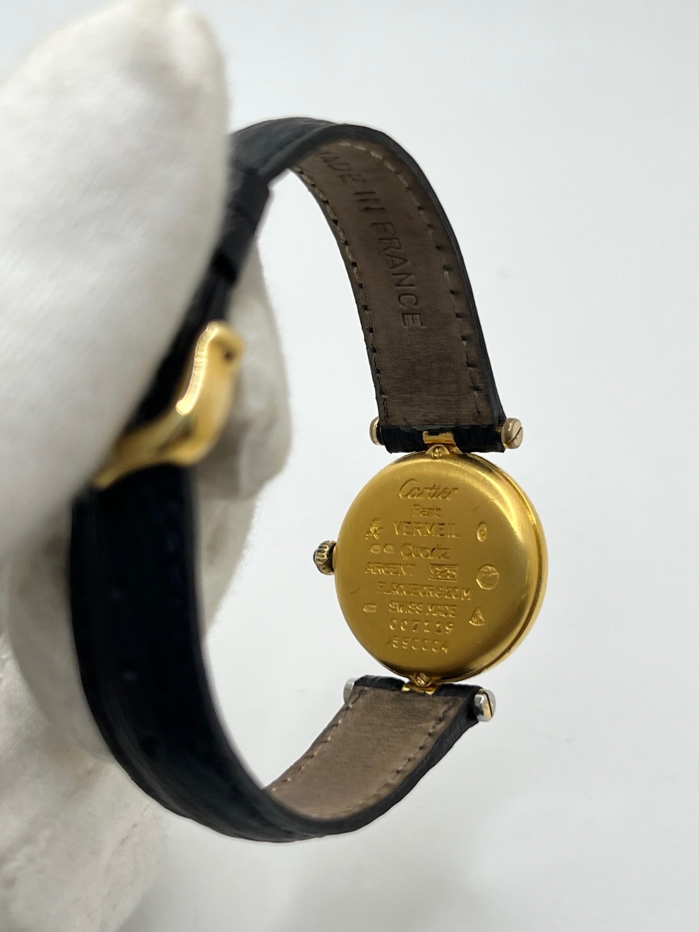 Cartier Must Vendôme référence 590004 en argent avec boîtier de 24 mm, cadran noir à chiffres romains et mouvement à quartz. Cette montre femme est équipée d'un bracelet en cuir, d'une boucle ardillon en acier et d'un verre saphir. Modèle d'occasion en très bon état, révisé en interne en 2026. Une montre Cartier vintage au design élégant, idéale pour les amateurs d'horlogerie de luxe et de pièces intemporelles.
