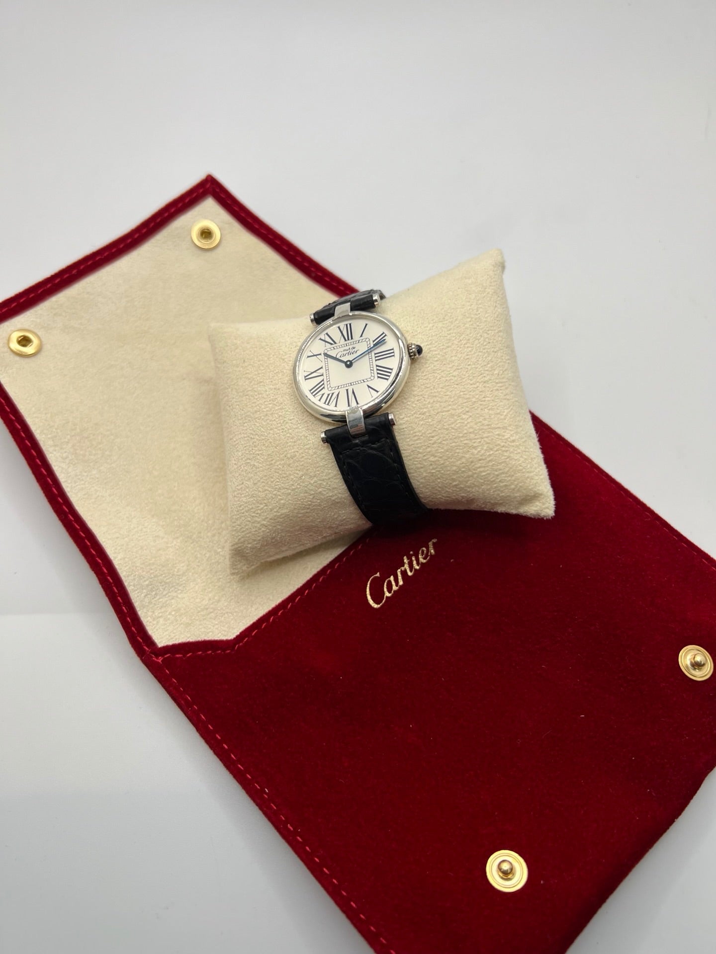 Montre Cartier Must Vendôme référence 1860 avec boîtier rond en argent de 30 mm et cadran argent à chiffres romains signature. Mouvement quartz fiable et élégant, protégé par un verre. Bracelet en cuir noir avec boucle ardillon offrant un porté confortable et raffiné. Modèle emblématique au style classique et intemporel, idéal pour une tenue habillée ou une collection de montres vintage. Montre d’occasion en très bon état, révisée et prête à être portée au quotidien.