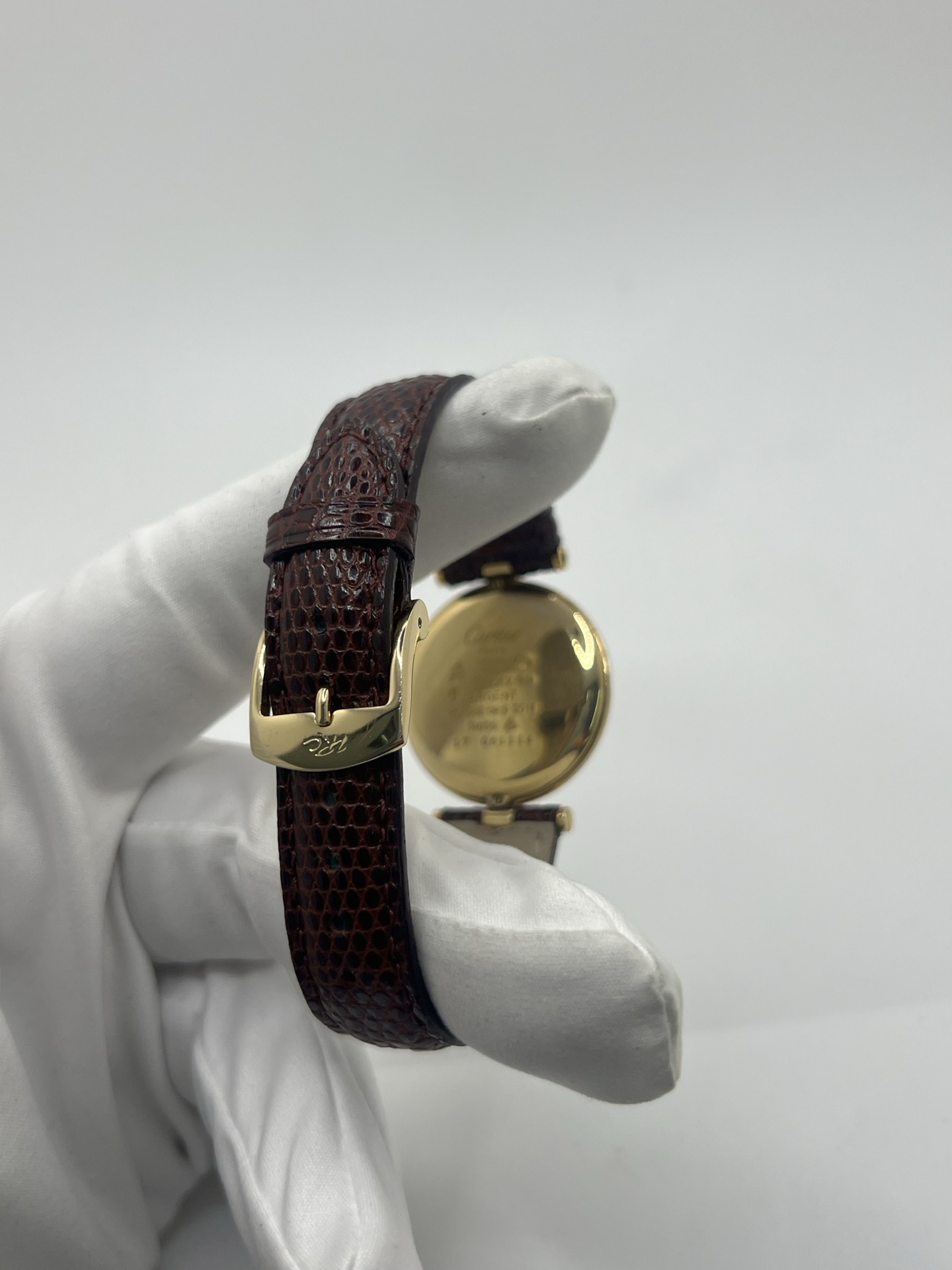 Montre Cartier Must Vendôme Vermeil 30 mm avec cadran bordeaux “burgundy”. Ce modèle vintage emblématique présente un boîtier rond en vermeil (argent plaqué or), un cadran laqué rouge profond signature de la collection Must, des aiguilles dorées élégantes et un design classique intemporel. Montre de luxe suisse recherchée par les collectionneurs, idéale pour les amateurs d’horlogerie vintage et de pièces iconiques au style raffiné.