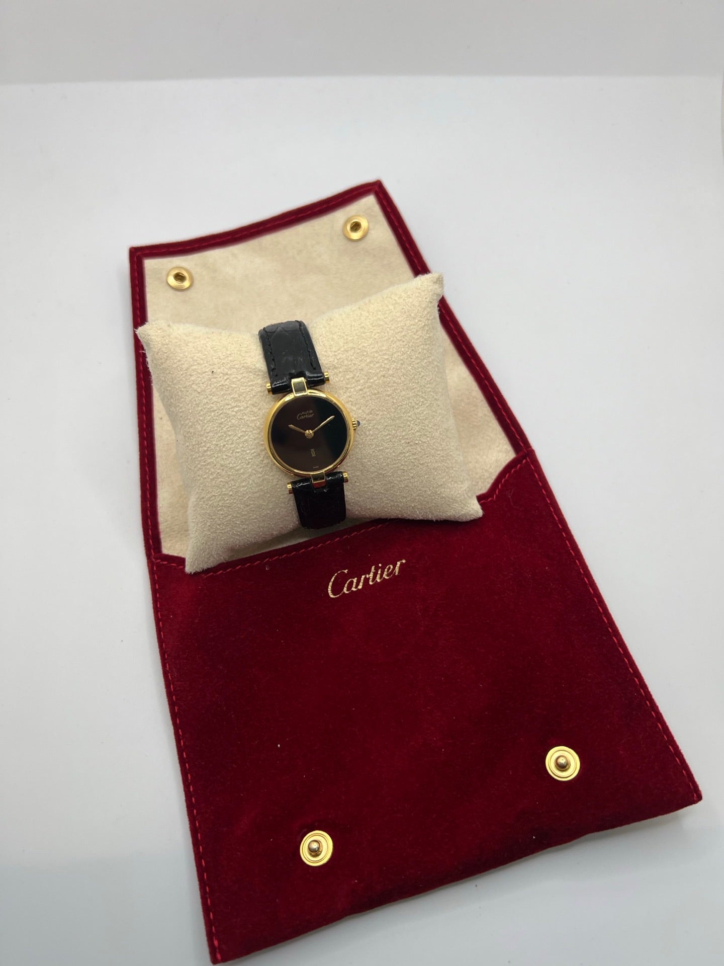 Montre Cartier Must Vendome pour femme, équipée d’un mouvement quartz et d’un boîtier en argent de 24 mm. Ce modèle d’occasion en très bon état dispose d’un cadran noir sans chiffres, d’un verre saphir et d’un bracelet en cuir avec boucle ardillon en acier. Élégante et raffinée, la Cartier Must Vendome séduit par son design classique et intemporel, idéale pour les passionnées de montres de luxe au style discret et sophistiqué.