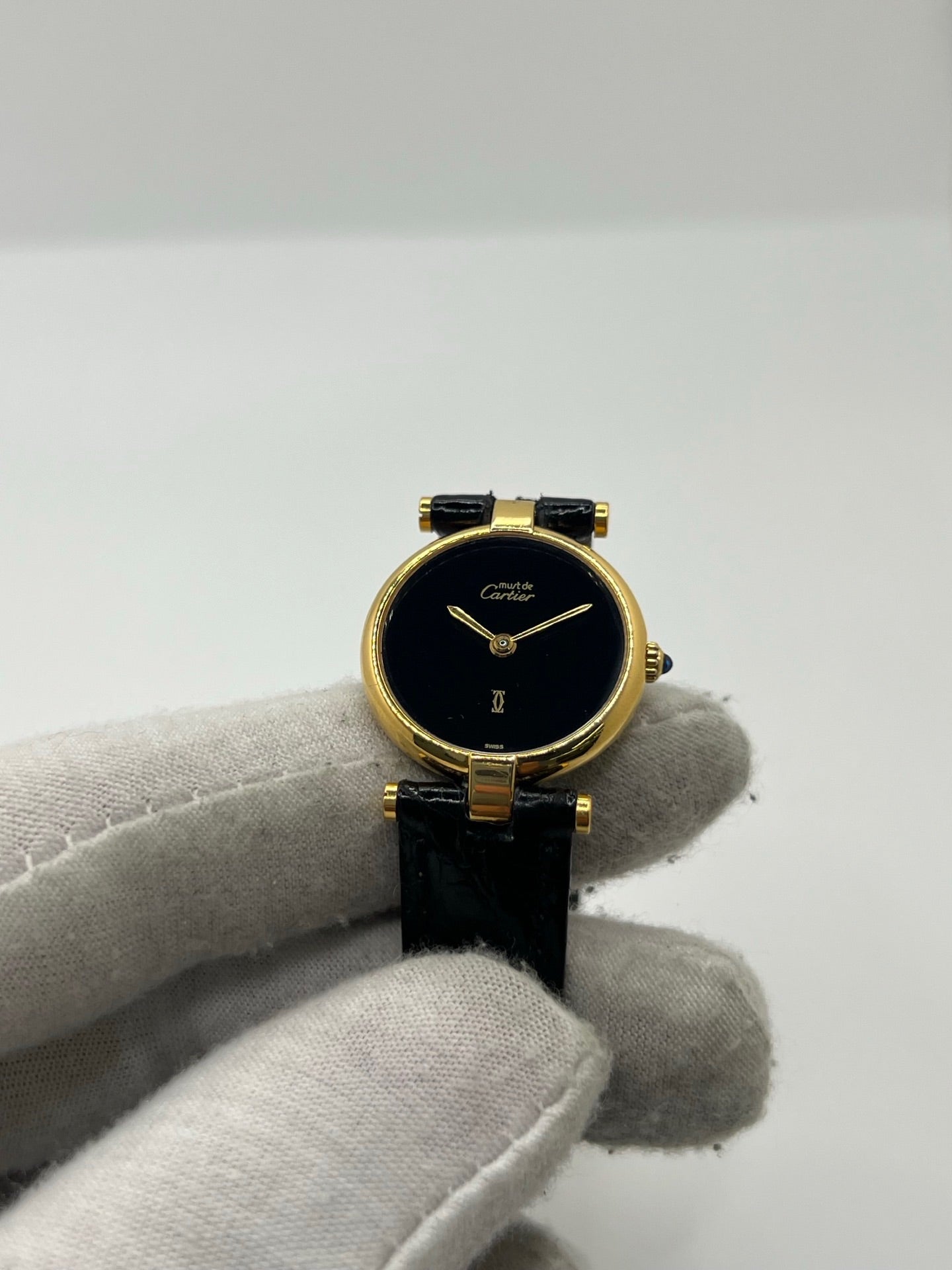 Montre Cartier Must Vendome pour femme, équipée d’un mouvement quartz et d’un boîtier en argent de 24 mm. Ce modèle d’occasion en très bon état dispose d’un cadran noir sans chiffres, d’un verre saphir et d’un bracelet en cuir avec boucle ardillon en acier. Élégante et raffinée, la Cartier Must Vendome séduit par son design classique et intemporel, idéale pour les passionnées de montres de luxe au style discret et sophistiqué.