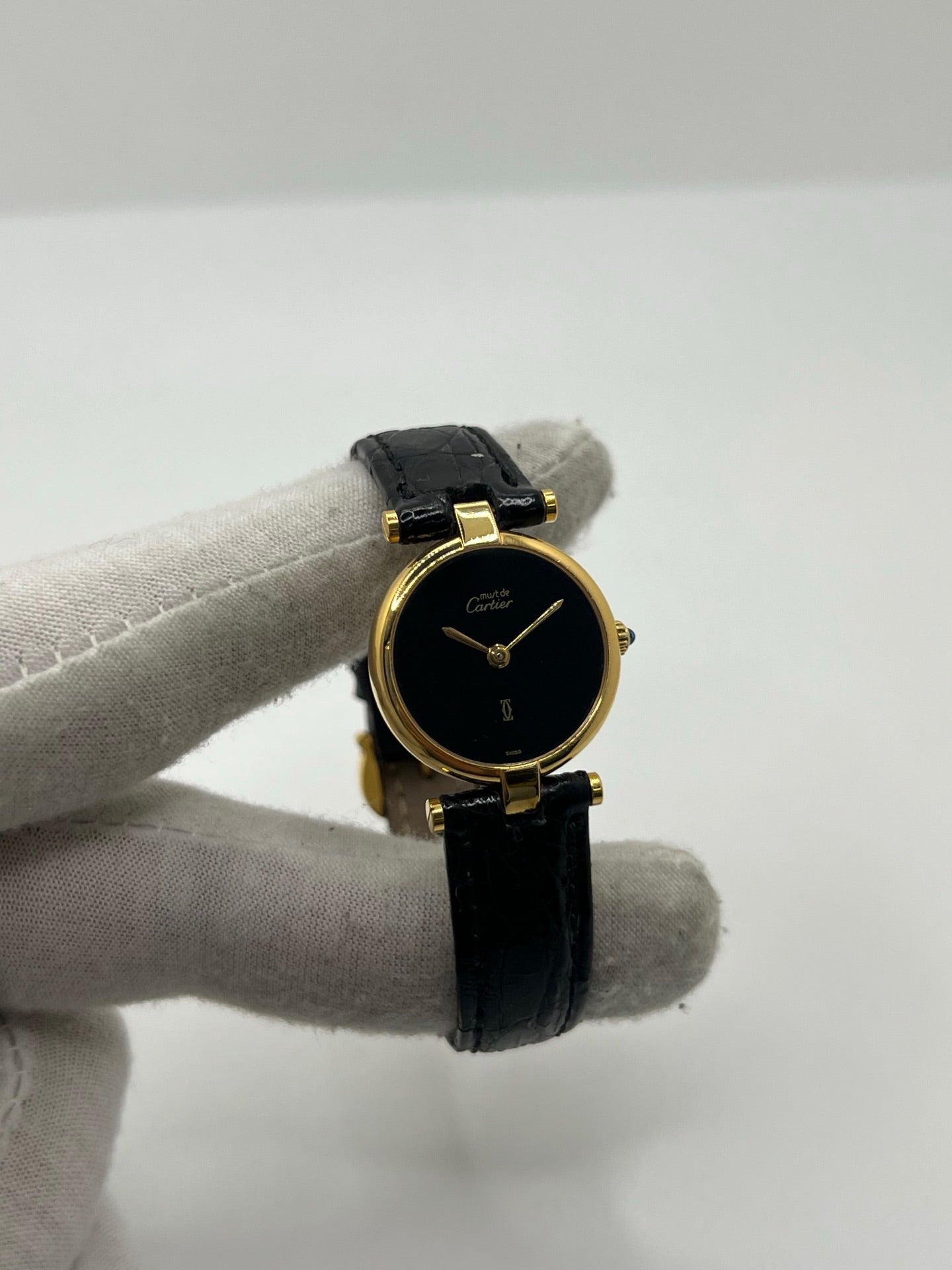 Montre Cartier Must Vendome pour femme, équipée d’un mouvement quartz et d’un boîtier en argent de 24 mm. Ce modèle d’occasion en très bon état dispose d’un cadran noir sans chiffres, d’un verre saphir et d’un bracelet en cuir avec boucle ardillon en acier. Élégante et raffinée, la Cartier Must Vendome séduit par son design classique et intemporel, idéale pour les passionnées de montres de luxe au style discret et sophistiqué.