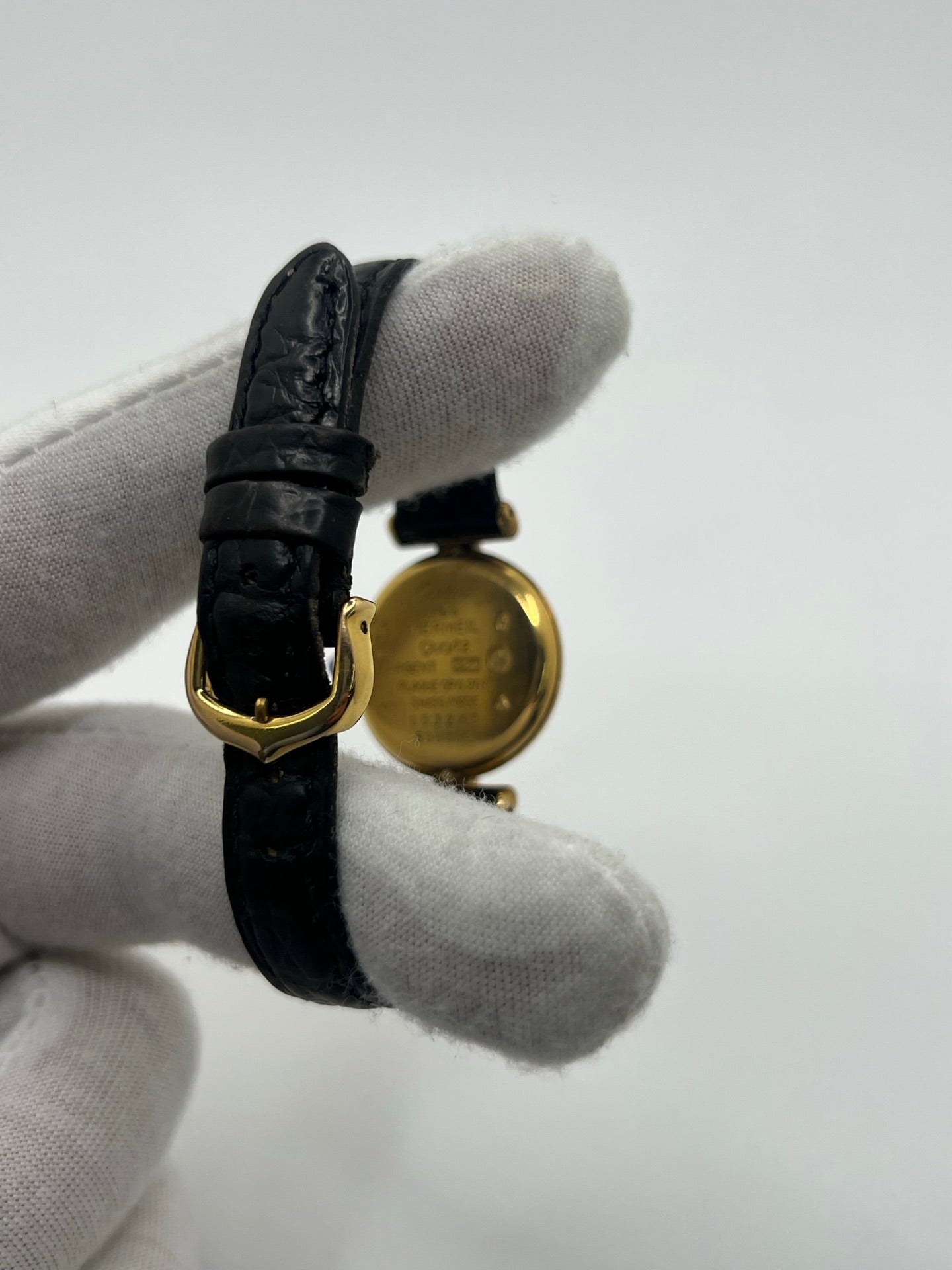 Montre Cartier Colisée Must Vermeil réf. 590002 pour femme, équipée d’un mouvement quartz précis. Boîtier en argent vermeil de 24 mm, cadran blanc à chiffres romains, verre saphir et bracelet en cuir noir avec boucle ardillon. Modèle d’occasion en bon état présentant quelques traces d’usure. Idéal pour les amateurs de montres élégantes et intemporelles.