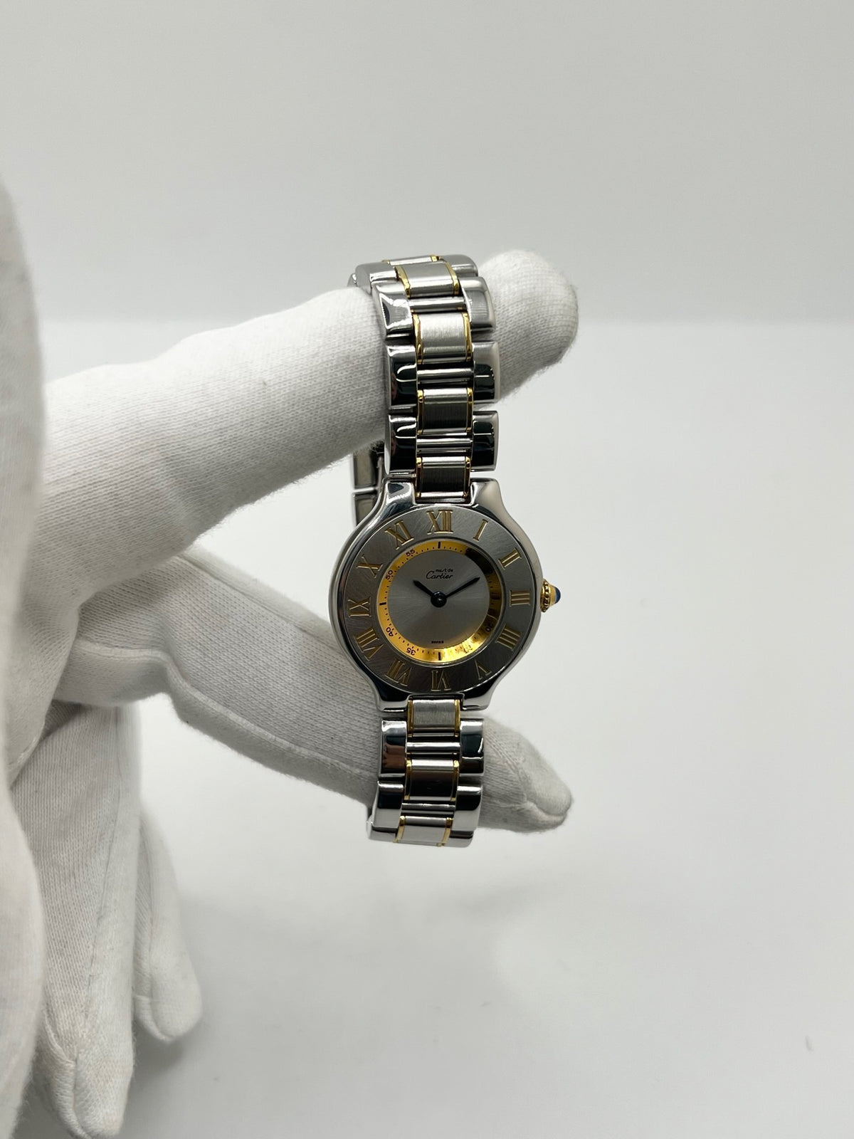 Montre Cartier 21 Must de Cartier référence 1340, modèle vintage au design intemporel. Cette montre de luxe présente un boîtier en acier de 28 mm, un bracelet bicolore en acier et or ainsi qu’un cadran argenté. Équipée d’un mouvement quartz suisse à 7 rubis et d’un verre saphir, elle offre une étanchéité de 3 ATM. Élégante et raffinée, cette Cartier 21 vintage allie le savoir-faire horloger de Cartier à un style classique et sophistiqué.