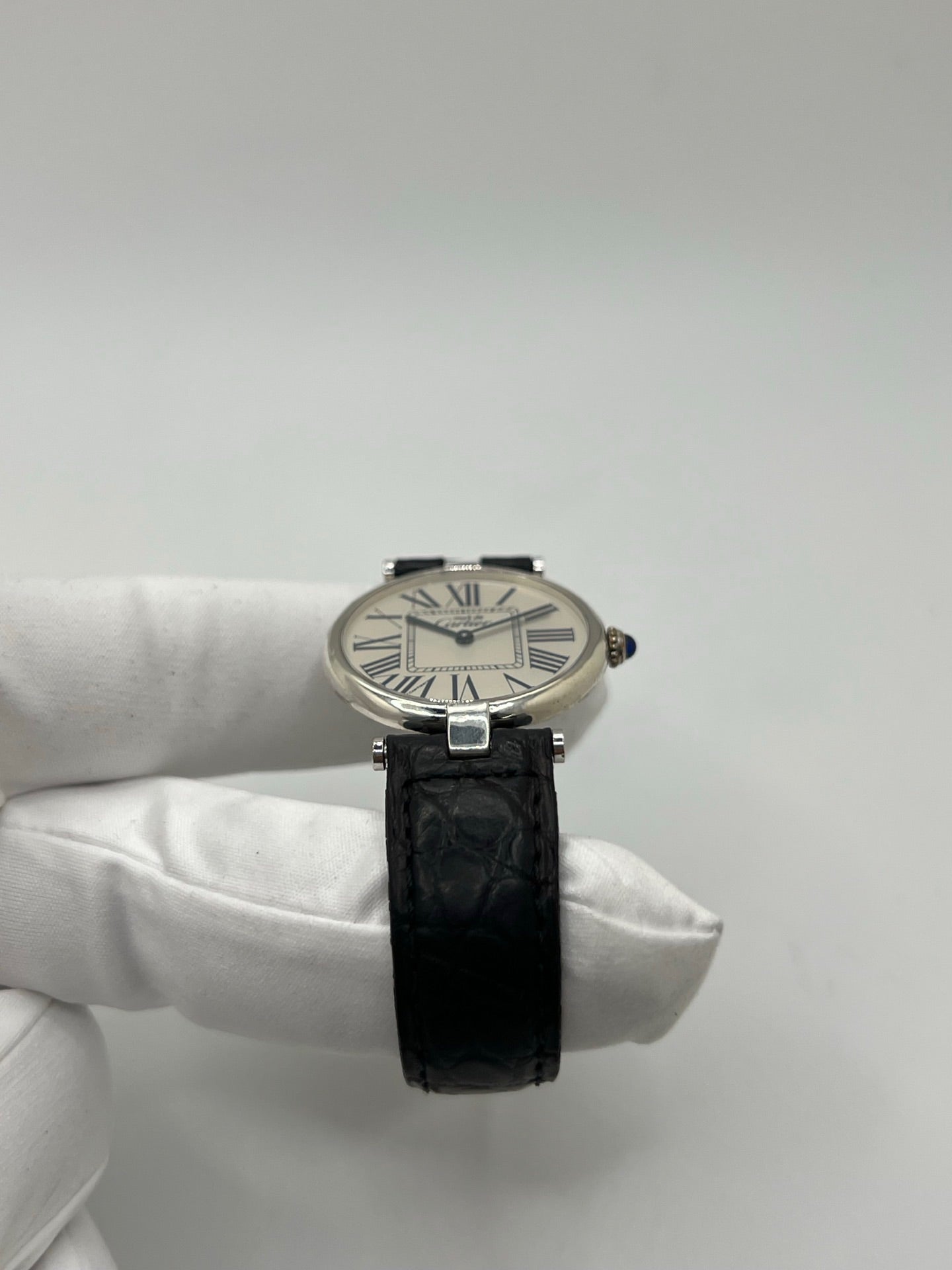 Montre Cartier Must Vendôme référence 1860 avec boîtier rond en argent de 30 mm et cadran argent à chiffres romains signature. Mouvement quartz fiable et élégant, protégé par un verre. Bracelet en cuir noir avec boucle ardillon offrant un porté confortable et raffiné. Modèle emblématique au style classique et intemporel, idéal pour une tenue habillée ou une collection de montres vintage. Montre d’occasion en très bon état, révisée et prête à être portée au quotidien.