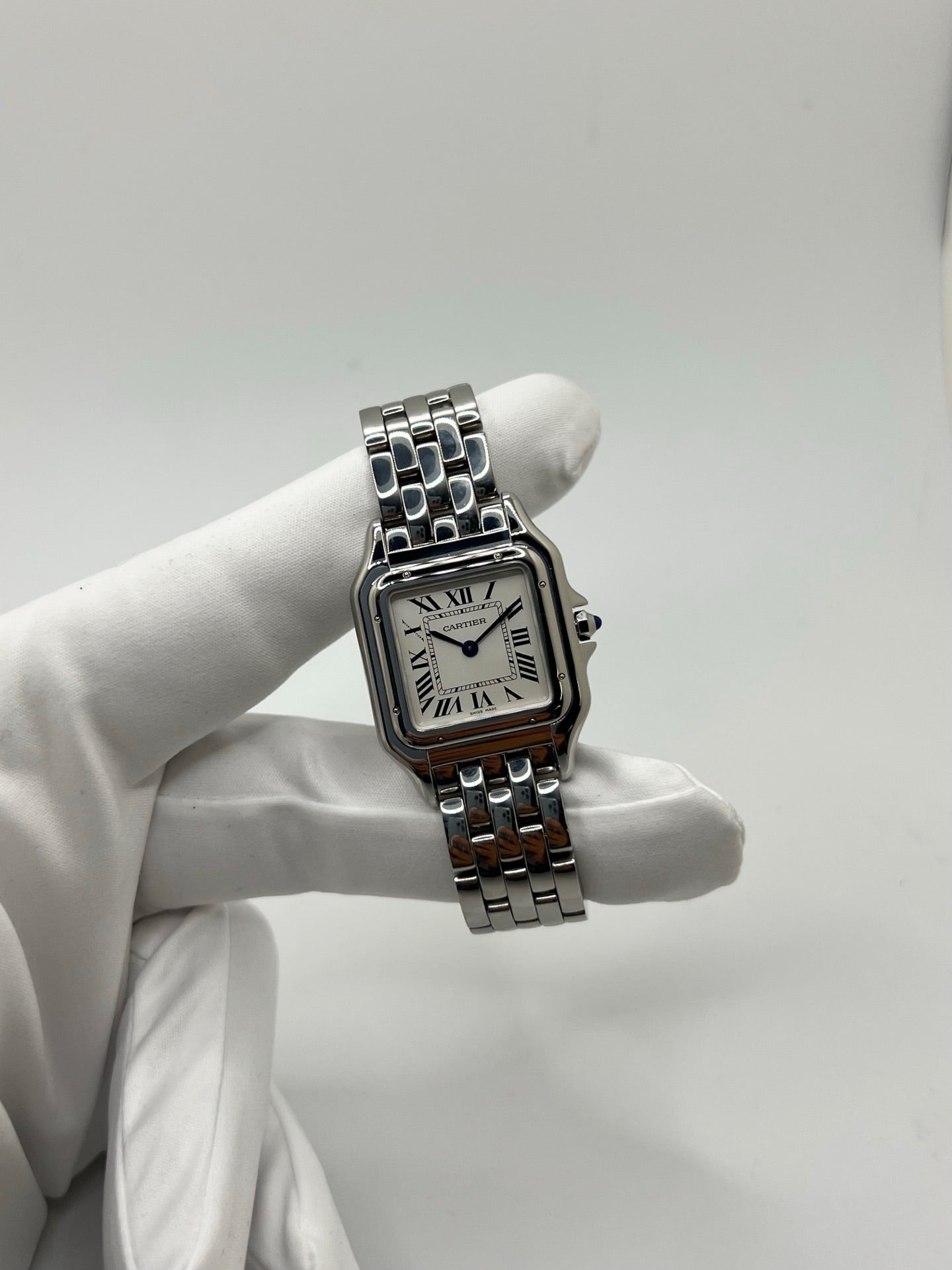 Montre Cartier Panthère WSPN0007 pour femme en acier avec boîtier de 27 x 37 mm et cadran argent à chiffres romains. Modèle quartz élégant équipé de verre saphir et bracelet acier avec boucle pliante, combinant confort et style raffiné. Montre iconique de la collection Panthère, idéale pour un usage quotidien ou une occasion spéciale. Pièce d’occasion en très bon état, révisée, livrée avec coffret et papiers d’origine.