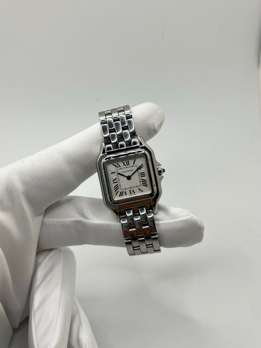 Montre Cartier Panthère WSPN0007 pour femme en acier avec boîtier de 27 x 37 mm et cadran argent à chiffres romains. Modèle quartz élégant équipé de verre saphir et bracelet acier avec boucle pliante, combinant confort et style raffiné. Montre iconique de la collection Panthère, idéale pour un usage quotidien ou une occasion spéciale. Pièce d’occasion en très bon état, révisée, livrée avec coffret et papiers d’origine.
