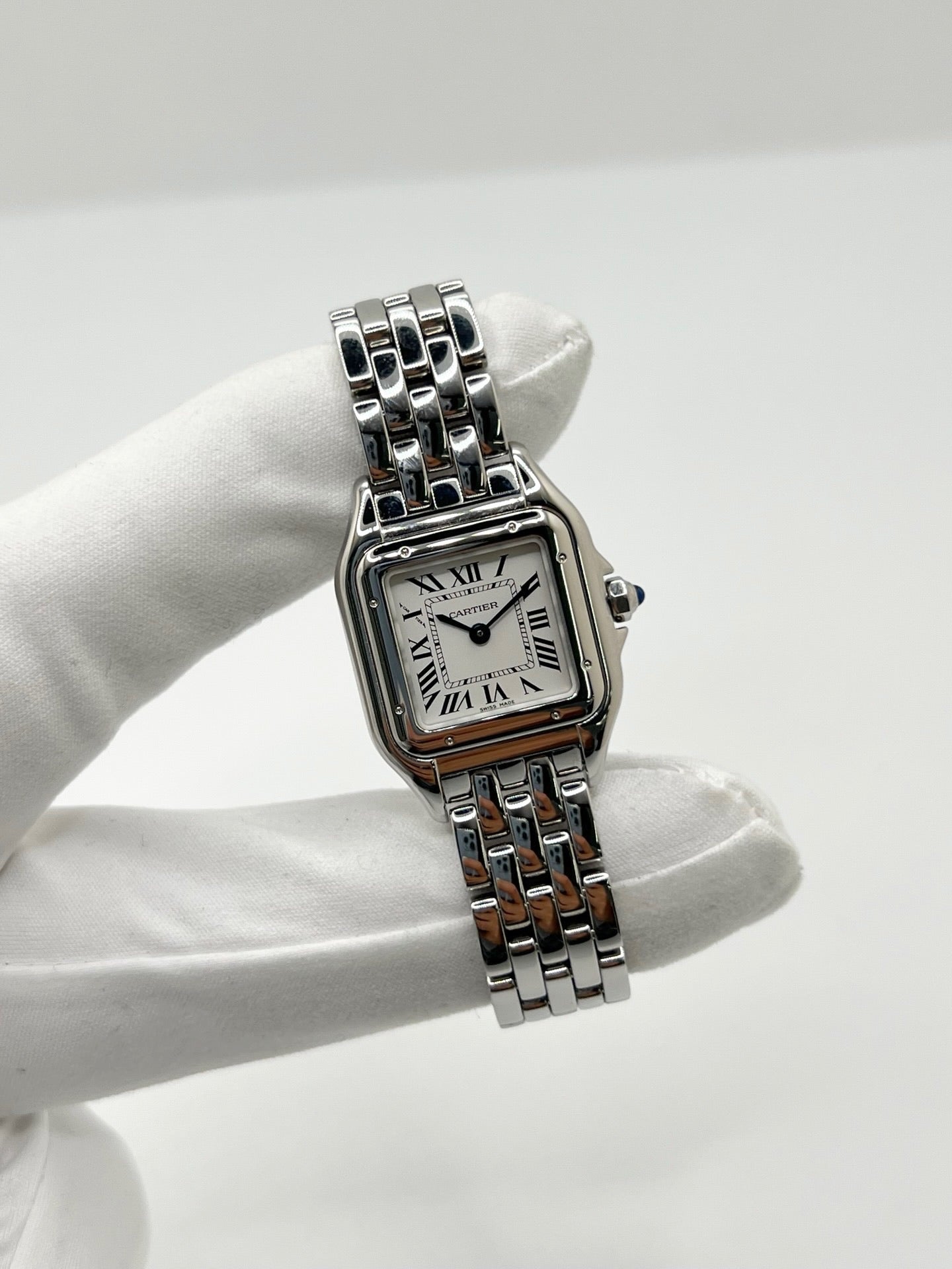 Montre Cartier Panthère femme en acier, référence WSPN0013, avec mouvement quartz. Boîtier rectangulaire 23 x 30 mm en acier, cadran argent à chiffres romains, verre saphir et bracelet acier avec boucle double plis. Modèle 2026 en état neuf, jamais porté, livré avec coffret et papiers d’origine. Élégante et intemporelle, cette montre Cartier Panthère allie raffinement, confort et design iconique.