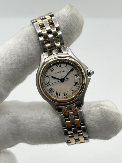 Montre Cartier Panthère référence 119000R pour femme en or jaune et acier, équipée d'un mouvement à quartz. Son boîtier de 26 mm est sublimé par une lunette en or jaune, un cadran blanc à chiffres romains et un verre saphir résistant aux rayures. Son bracelet bicolore en or et acier avec boucle déployante assure un porté confortable. Cette montre d'occasion est en très bon état, révisée en interne et livrée avec son coffret d'origine.