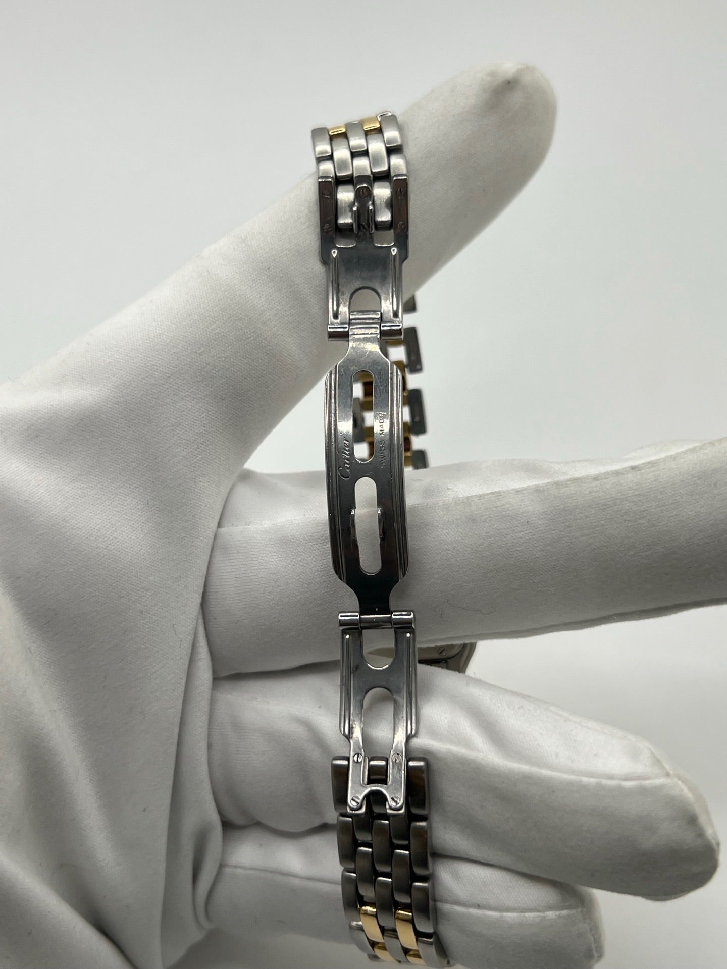 Montre Cartier Panthère 166921 pour femme en or et acier, équipée d’un mouvement quartz suisse. Ce modèle iconique présente un boîtier de 22 x 21 mm, une lunette en or jaune, un cadran blanc à chiffres romains et un verre saphir. Son bracelet en or et acier avec boucle double plis complète son élégance intemporelle. Montre de luxe d’occasion en très bon état, révisée, avec coffret d’origine, idéale pour les amateurs de montres Cartier Panthère femme.