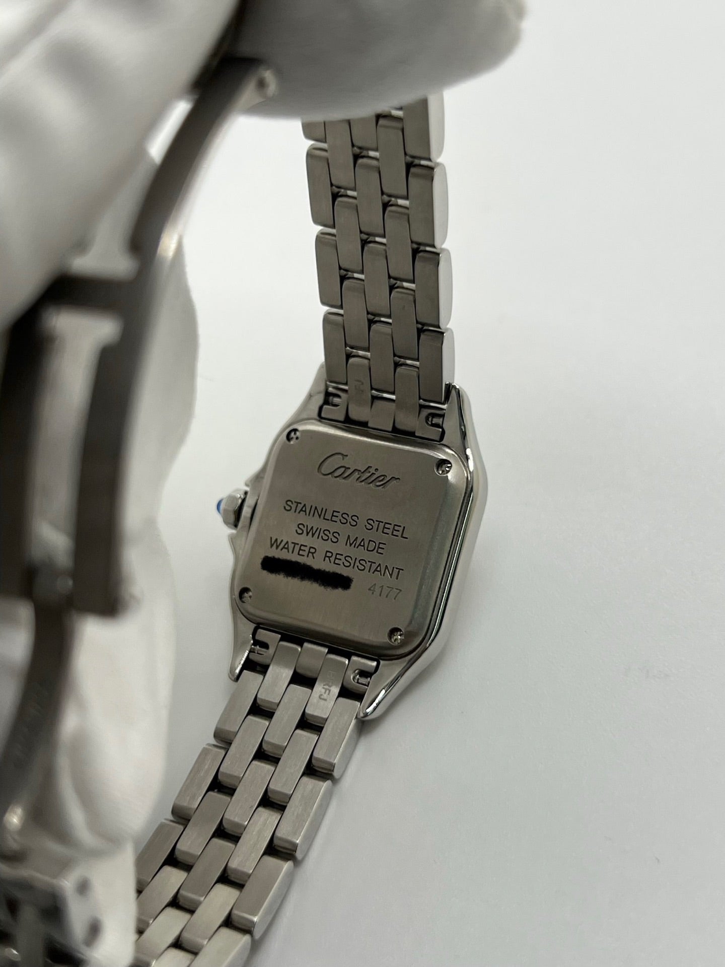 Montre Cartier Panthère femme en acier, référence WSPN0013, avec mouvement quartz. Boîtier rectangulaire 23 x 30 mm en acier, cadran argent à chiffres romains, verre saphir et bracelet acier avec boucle double plis. Modèle 2026 en état neuf, jamais porté, livré avec coffret et papiers d’origine. Élégante et intemporelle, cette montre Cartier Panthère allie raffinement, confort et design iconique.