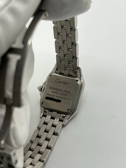 Montre Cartier Panthère femme en acier, référence WSPN0013, avec mouvement quartz. Boîtier rectangulaire 23 x 30 mm en acier, cadran argent à chiffres romains, verre saphir et bracelet acier avec boucle double plis. Modèle 2026 en état neuf, jamais porté, livré avec coffret et papiers d’origine. Élégante et intemporelle, cette montre Cartier Panthère allie raffinement, confort et design iconique.