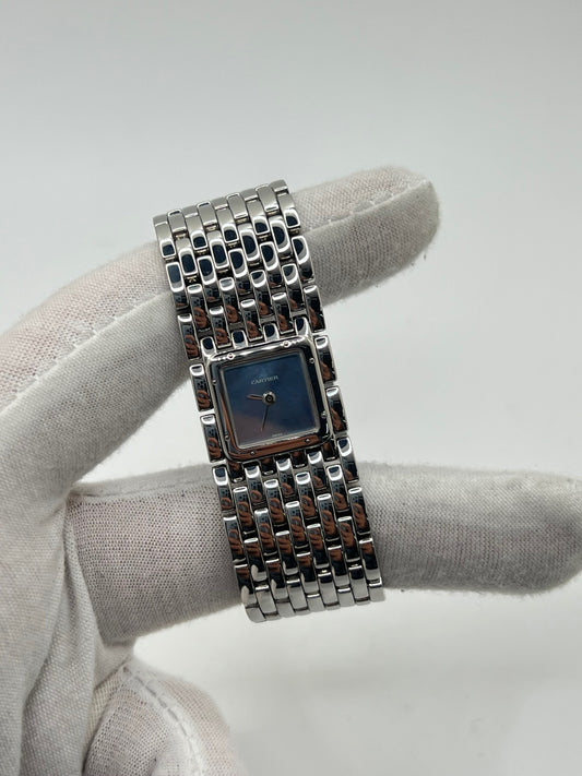 Montre femme de la maison Cartier, modèle Panthère Ruban réf. 2420, en acier avec boîtier de 21 mm et lunette assortie, verre saphir, cadran en nacre aux chiffres romains, mouvement quartz précis, bracelet acier avec boucle double plis. Étanchéité 3 ATM. D’occasion en très bon état, livrée avec coffret d’origine, élégante et intemporelle pour un style raffiné au quotidien ou en occasion spéciale.