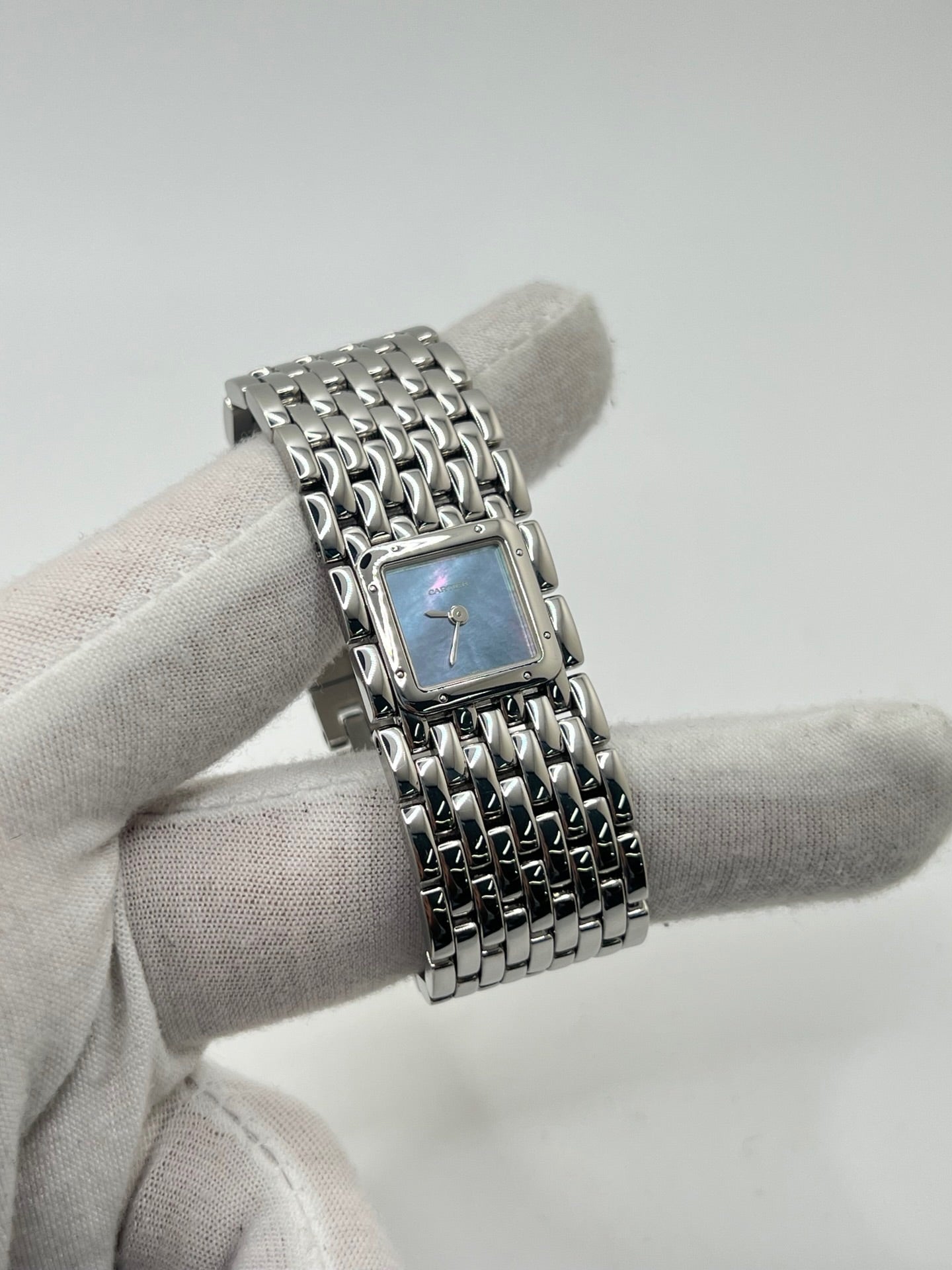 Montre femme de la maison Cartier, modèle Panthère Ruban réf. 2420, en acier avec boîtier de 21 mm et lunette assortie, verre saphir, cadran en nacre aux chiffres romains, mouvement quartz précis, bracelet acier avec boucle double plis. Étanchéité 3 ATM. D’occasion en très bon état, livrée avec coffret d’origine, élégante et intemporelle pour un style raffiné au quotidien ou en occasion spéciale.