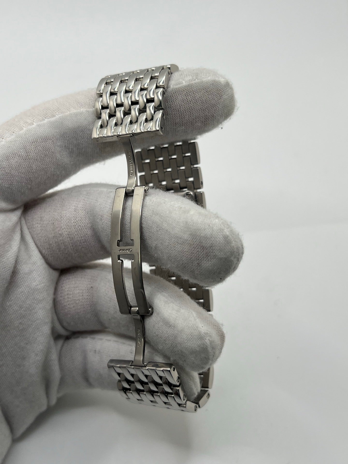 Montre femme de la maison Cartier, modèle Panthère Ruban réf. 2420, en acier avec boîtier de 21 mm et lunette assortie, verre saphir, cadran en nacre aux chiffres romains, mouvement quartz précis, bracelet acier avec boucle double plis. Étanchéité 3 ATM. D’occasion en très bon état, livrée avec coffret d’origine, élégante et intemporelle pour un style raffiné au quotidien ou en occasion spéciale.