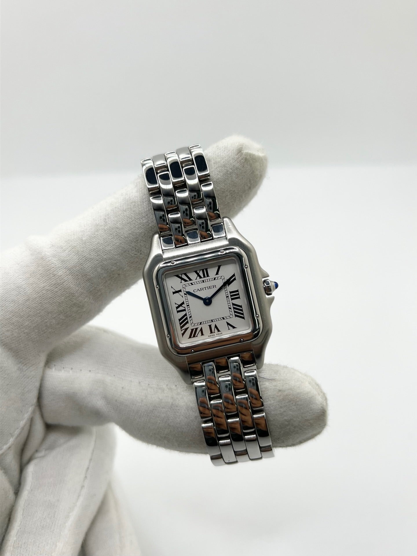 Montre Cartier Panthère référence WSPN0007 pour femme en acier, fabriquée en 2024 et équipée d'un mouvement quartz fiable et précis. Son boîtier de 27 x 37 mm présente une élégante lunette en acier, un cadran argenté à chiffres romains et un verre saphir résistant aux rayures. Cette montre Cartier Panthère dispose d'un bracelet en acier avec boucle déployante. Vendue avec son coffret et ses papiers d'origine, elle est en très bon état et révisée en interne.