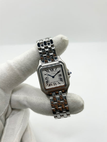 Montre Cartier Panthère référence WSPN0007 pour femme en acier, fabriquée en 2024 et équipée d'un mouvement quartz fiable et précis. Son boîtier de 27 x 37 mm présente une élégante lunette en acier, un cadran argenté à chiffres romains et un verre saphir résistant aux rayures. Cette montre Cartier Panthère dispose d'un bracelet en acier avec boucle déployante. Vendue avec son coffret et ses papiers d'origine, elle est en très bon état et révisée en interne.