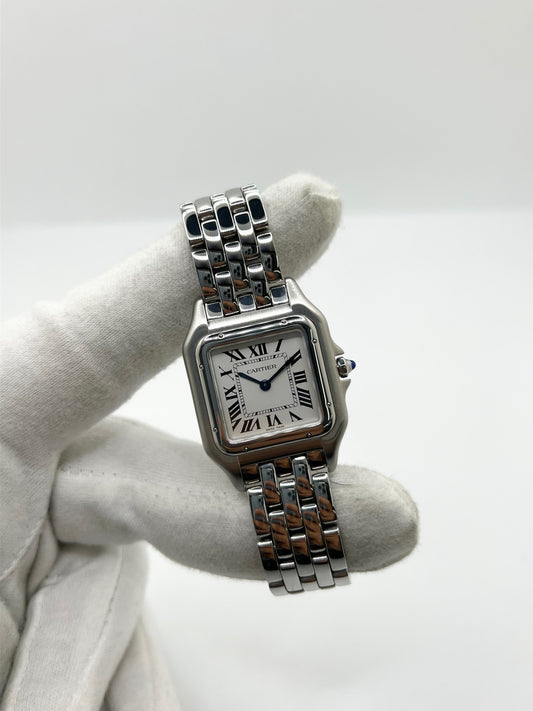 Montre Cartier Panthère référence WSPN0007 pour femme en acier, fabriquée en 2024 et équipée d'un mouvement quartz fiable et précis. Son boîtier de 27 x 37 mm présente une élégante lunette en acier, un cadran argenté à chiffres romains et un verre saphir résistant aux rayures. Cette montre Cartier Panthère dispose d'un bracelet en acier avec boucle déployante. Vendue avec son coffret et ses papiers d'origine, elle est en très bon état et révisée en interne.