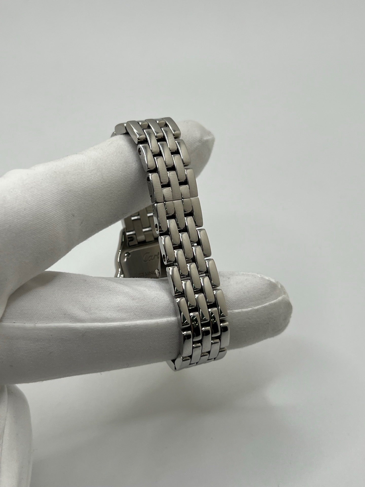 Montre Cartier Panthère femme en acier, référence WSPN0013, avec mouvement quartz. Boîtier rectangulaire 23 x 30 mm en acier, cadran argent à chiffres romains, verre saphir et bracelet acier avec boucle double plis. Modèle 2026 en état neuf, jamais porté, livré avec coffret et papiers d’origine. Élégante et intemporelle, cette montre Cartier Panthère allie raffinement, confort et design iconique.