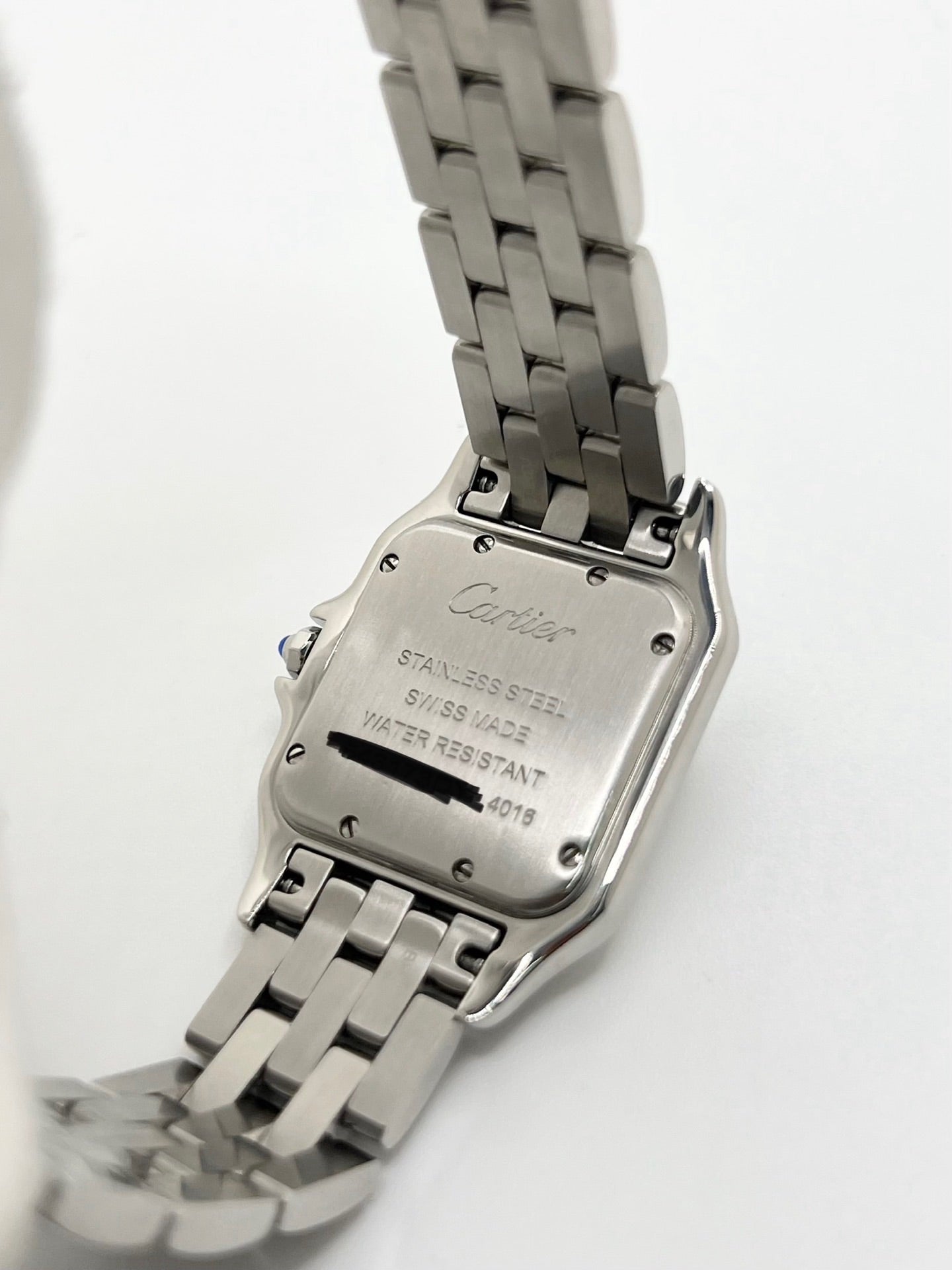Montre Cartier Panthère référence WSPN0007 pour femme en acier, fabriquée en 2024 et équipée d'un mouvement quartz fiable et précis. Son boîtier de 27 x 37 mm présente une élégante lunette en acier, un cadran argenté à chiffres romains et un verre saphir résistant aux rayures. Cette montre Cartier Panthère dispose d'un bracelet en acier avec boucle déployante. Vendue avec son coffret et ses papiers d'origine, elle est en très bon état et révisée en interne.