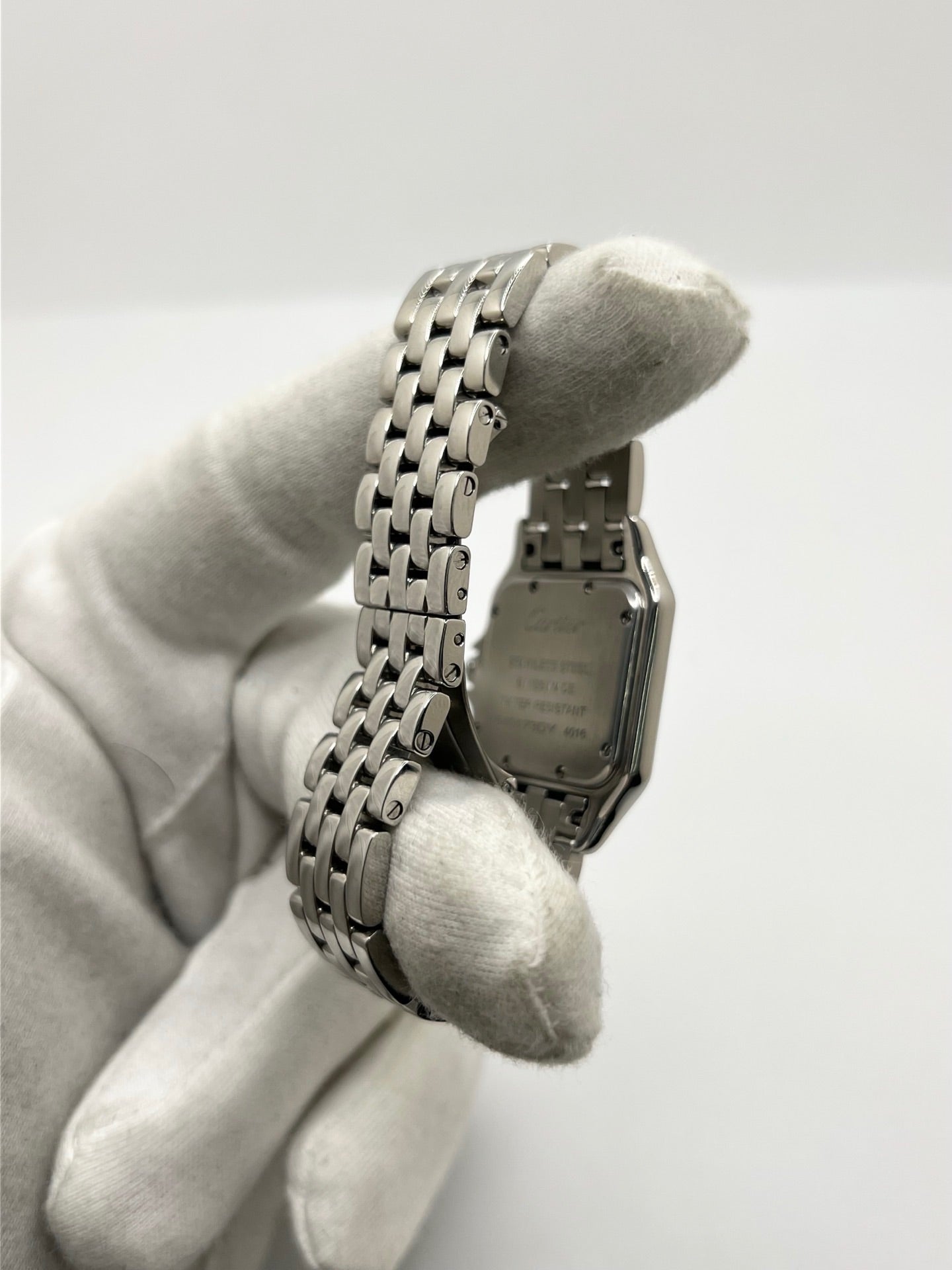 Montre Cartier Panthère référence WSPN0007 pour femme en acier, fabriquée en 2024 et équipée d'un mouvement quartz fiable et précis. Son boîtier de 27 x 37 mm présente une élégante lunette en acier, un cadran argenté à chiffres romains et un verre saphir résistant aux rayures. Cette montre Cartier Panthère dispose d'un bracelet en acier avec boucle déployante. Vendue avec son coffret et ses papiers d'origine, elle est en très bon état et révisée en interne.