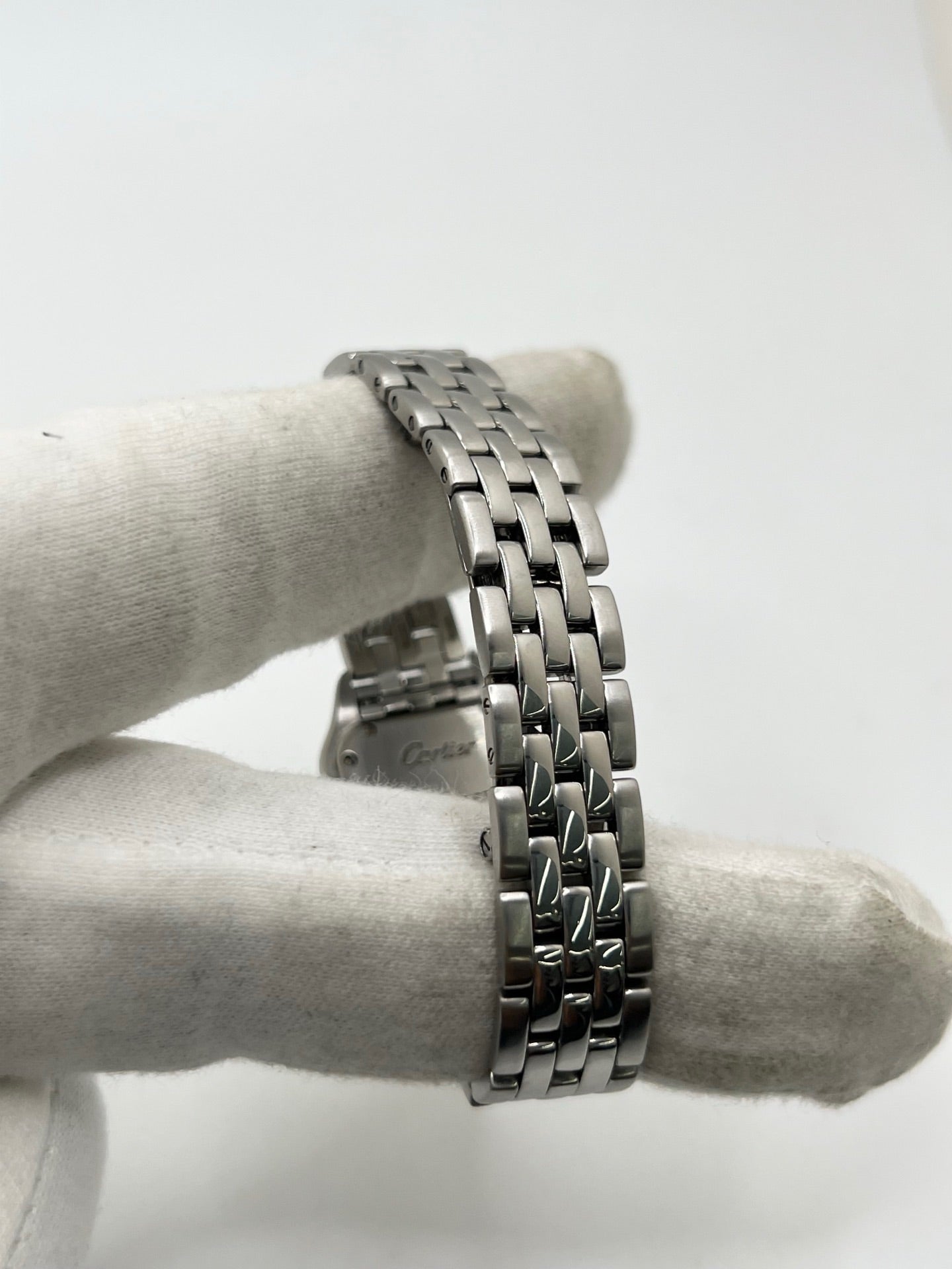 Cartier Panthère référence 1320 en acier avec boîtier de 22 mm, cadran blanc à chiffres romains et mouvement à quartz. Cette montre femme est équipée d'un bracelet en acier avec boucle déployante double pli et d'un verre saphir. Modèle d'occasion en très bon état, révisé par le fabricant en 2026, livré avec son coffret et ses papiers d'origine.