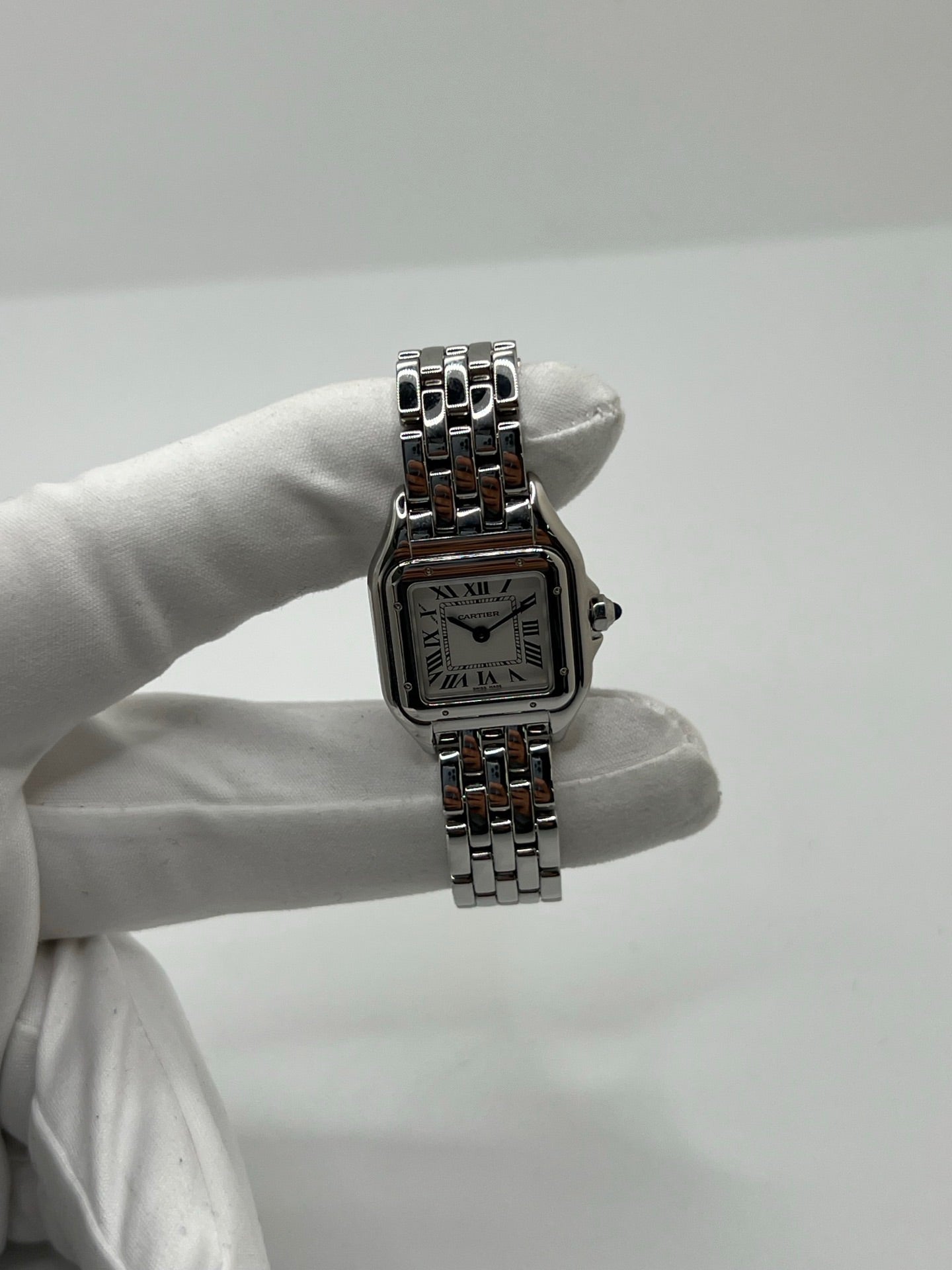 Montre Cartier Panthère femme en acier, référence WSPN0013, avec mouvement quartz. Boîtier rectangulaire 23 x 30 mm en acier, cadran argent à chiffres romains, verre saphir et bracelet acier avec boucle double plis. Modèle 2026 en état neuf, jamais porté, livré avec coffret et papiers d’origine. Élégante et intemporelle, cette montre Cartier Panthère allie raffinement, confort et design iconique.