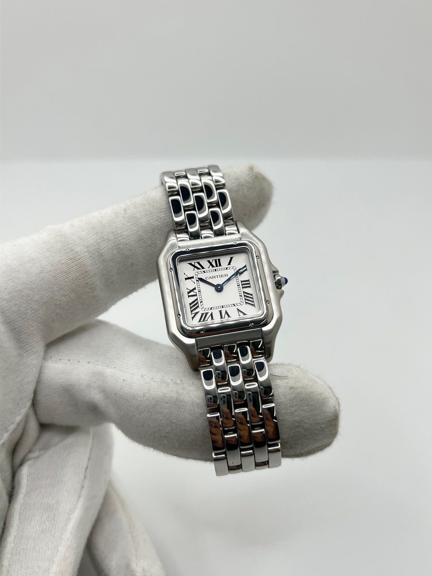 Montre Cartier Panthère référence WSPN0007 pour femme en acier, fabriquée en 2024 et équipée d'un mouvement quartz fiable et précis. Son boîtier de 27 x 37 mm présente une élégante lunette en acier, un cadran argenté à chiffres romains et un verre saphir résistant aux rayures. Cette montre Cartier Panthère dispose d'un bracelet en acier avec boucle déployante. Vendue avec son coffret et ses papiers d'origine, elle est en très bon état et révisée en interne.