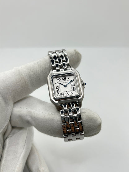Montre Cartier Panthère référence WSPN0007 pour femme en acier, fabriquée en 2024 et équipée d'un mouvement quartz fiable et précis. Son boîtier de 27 x 37 mm présente une élégante lunette en acier, un cadran argenté à chiffres romains et un verre saphir résistant aux rayures. Cette montre Cartier Panthère dispose d'un bracelet en acier avec boucle déployante. Vendue avec son coffret et ses papiers d'origine, elle est en très bon état et révisée en interne.