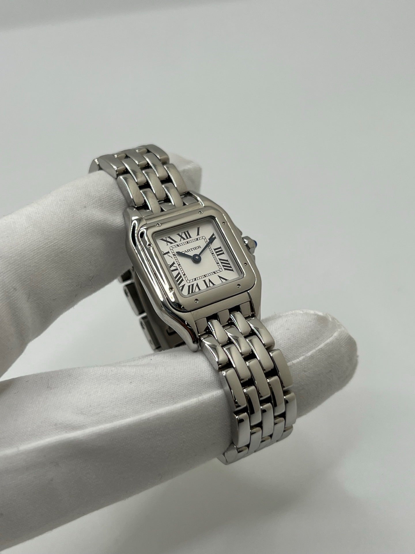 Montre Cartier Panthère femme en acier, référence WSPN0013, avec mouvement quartz. Boîtier rectangulaire 23 x 30 mm en acier, cadran argent à chiffres romains, verre saphir et bracelet acier avec boucle double plis. Modèle 2026 en état neuf, jamais porté, livré avec coffret et papiers d’origine. Élégante et intemporelle, cette montre Cartier Panthère allie raffinement, confort et design iconique.