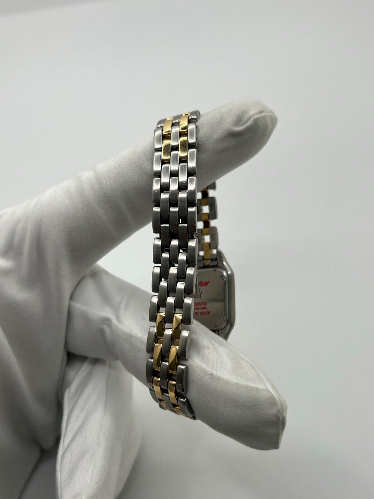 Montre Cartier Panthère 166921 pour femme en or et acier, équipée d’un mouvement quartz suisse. Ce modèle iconique présente un boîtier de 22 x 21 mm, une lunette en or jaune, un cadran blanc à chiffres romains et un verre saphir. Son bracelet en or et acier avec boucle double plis complète son élégance intemporelle. Montre de luxe d’occasion en très bon état, révisée, avec coffret d’origine, idéale pour les amateurs de montres Cartier Panthère femme.