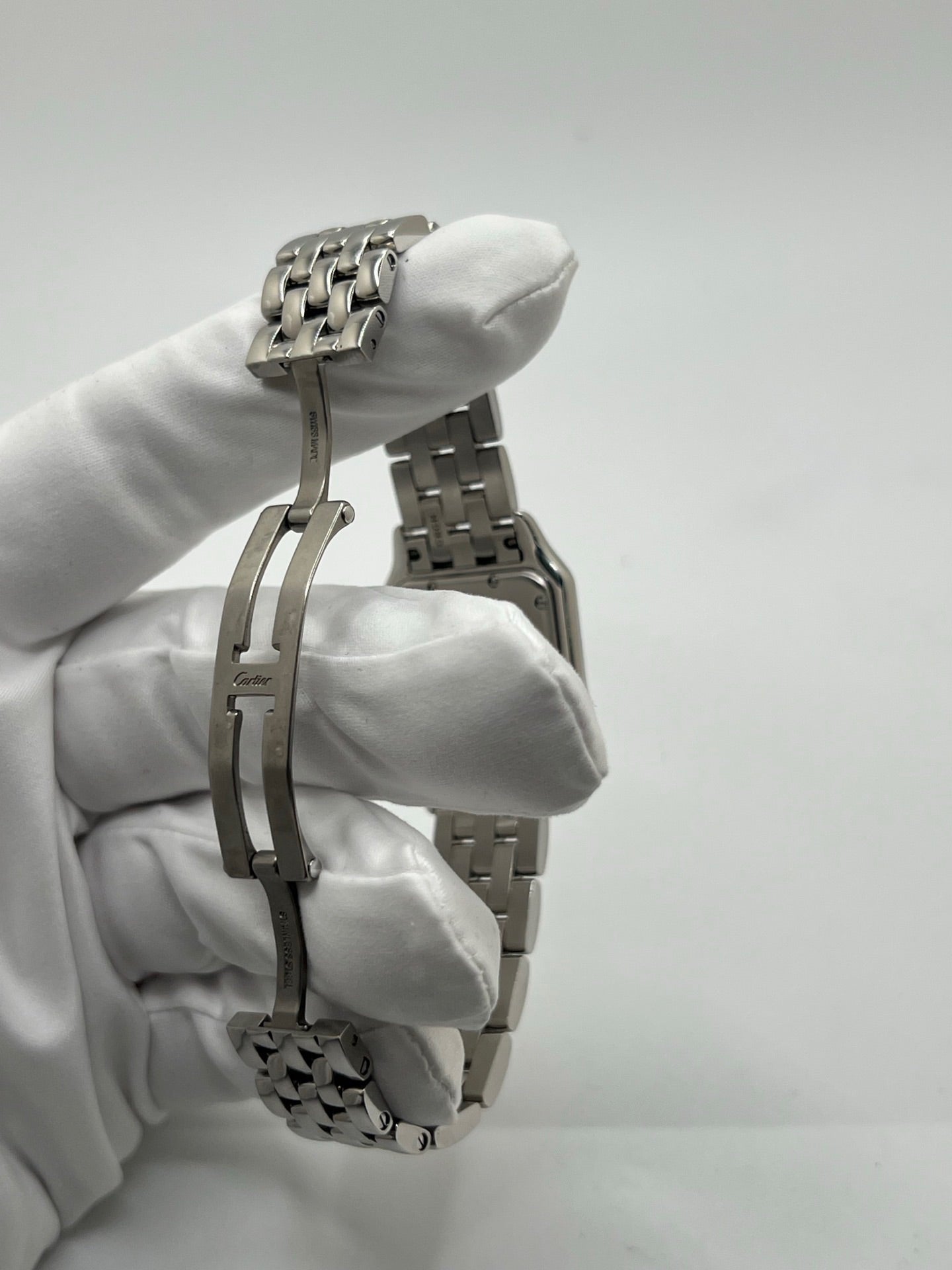 Montre Cartier Panthère WSPN0007 pour femme en acier avec boîtier de 27 x 37 mm et cadran argent à chiffres romains. Modèle quartz élégant équipé de verre saphir et bracelet acier avec boucle pliante, combinant confort et style raffiné. Montre iconique de la collection Panthère, idéale pour un usage quotidien ou une occasion spéciale. Pièce d’occasion en très bon état, révisée, livrée avec coffret et papiers d’origine.