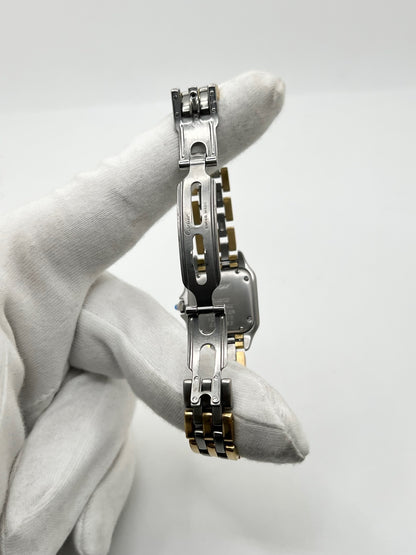 Montre Cartier Panthère 1057917 pour femme, modèle emblématique de la maison Cartier datant de 1989. Cette montre de luxe vintage associe élégamment l’or et l’acier, avec un cadran blanc raffiné, un verre saphir et un mouvement à quartz. La Cartier Panthère référence 1057917 est proposée d’occasion en très bon état, avec son coffret et ses papiers d’origine. Révisée en interne le 19 octobre 2026, cette montre Cartier Panthère en or et acier allie élégance intemporelle et savoir-faire horloger.