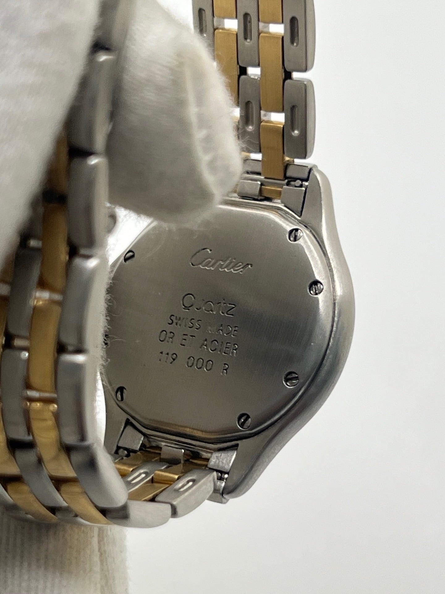 Montre Cartier Panthère référence 119000R pour femme en or jaune et acier, équipée d'un mouvement à quartz. Son boîtier de 26 mm est sublimé par une lunette en or jaune, un cadran blanc à chiffres romains et un verre saphir résistant aux rayures. Son bracelet bicolore en or et acier avec boucle déployante assure un porté confortable. Cette montre d'occasion est en très bon état, révisée en interne et livrée avec son coffret d'origine.