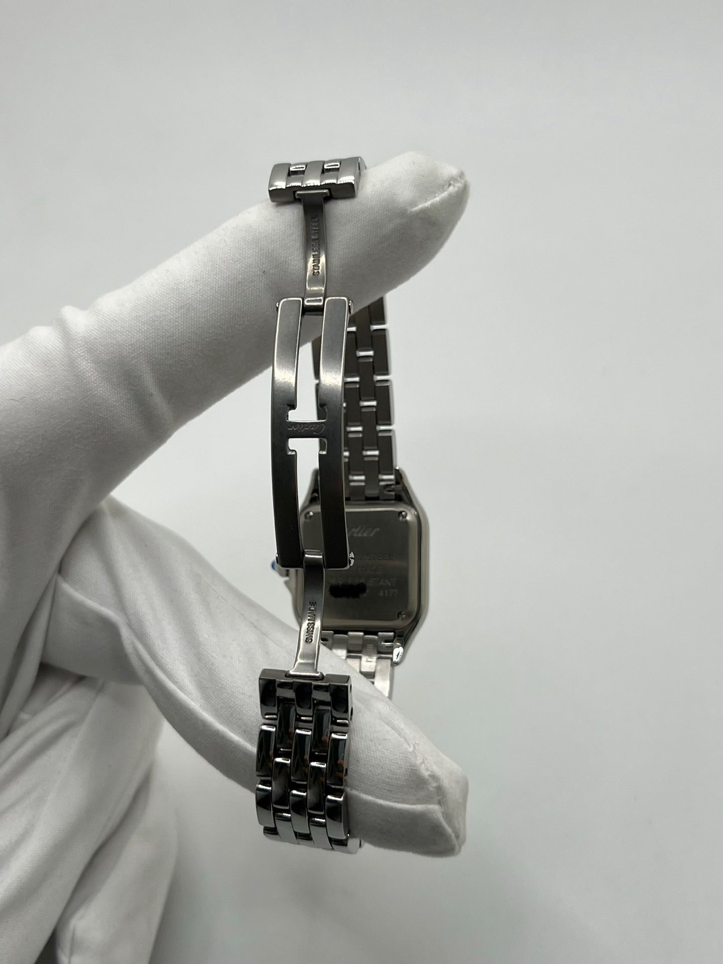 Montre Cartier Panthère femme en acier, référence WSPN0013, avec mouvement quartz. Boîtier rectangulaire 23 x 30 mm en acier, cadran argent à chiffres romains, verre saphir et bracelet acier avec boucle double plis. Modèle 2026 en état neuf, jamais porté, livré avec coffret et papiers d’origine. Élégante et intemporelle, cette montre Cartier Panthère allie raffinement, confort et design iconique.