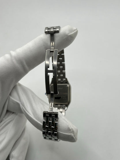 Montre Cartier Panthère femme en acier, référence WSPN0013, avec mouvement quartz. Boîtier rectangulaire 23 x 30 mm en acier, cadran argent à chiffres romains, verre saphir et bracelet acier avec boucle double plis. Modèle 2026 en état neuf, jamais porté, livré avec coffret et papiers d’origine. Élégante et intemporelle, cette montre Cartier Panthère allie raffinement, confort et design iconique.