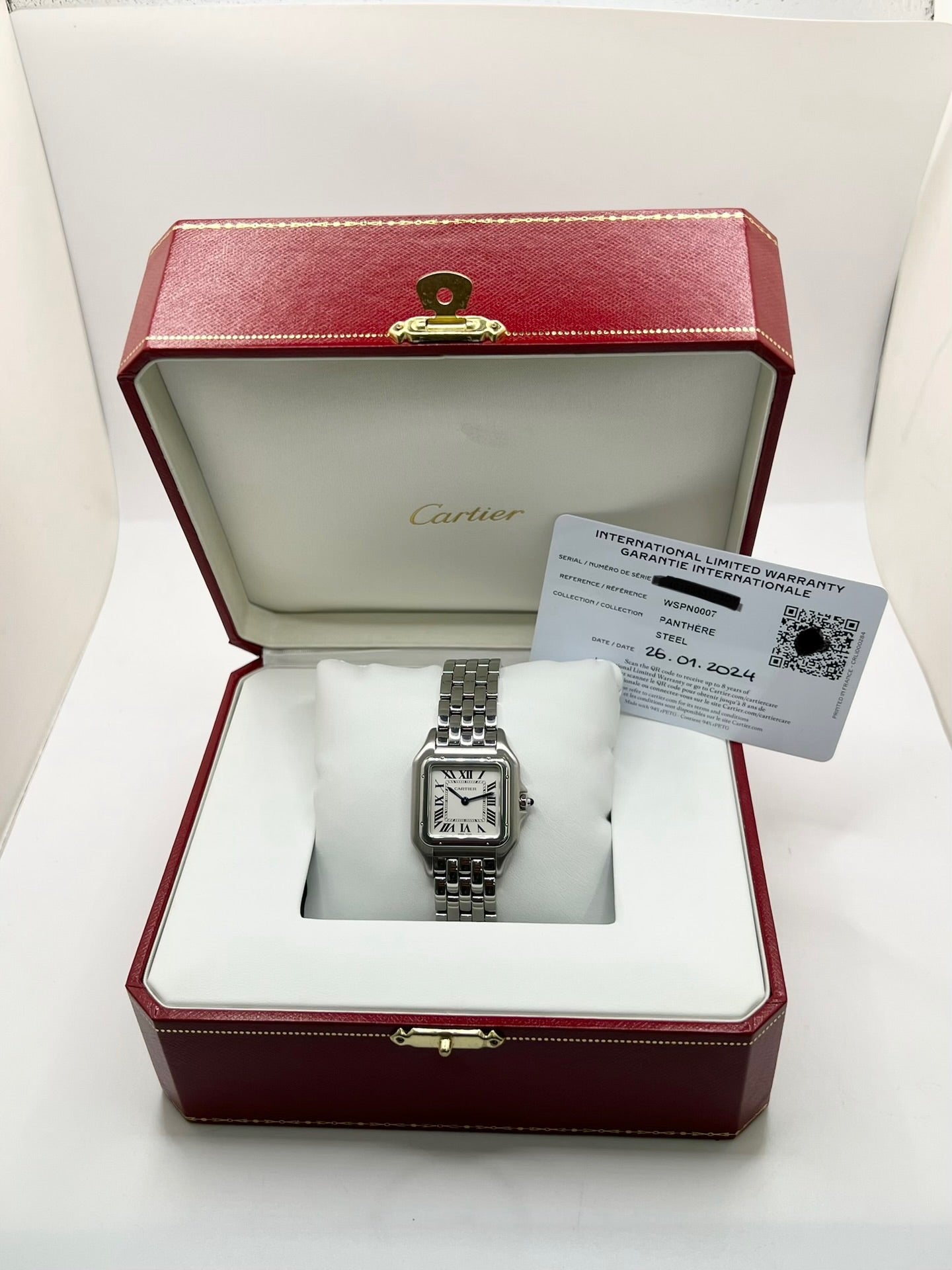 Montre Cartier Panthère référence WSPN0007 pour femme en acier, fabriquée en 2024 et équipée d'un mouvement quartz fiable et précis. Son boîtier de 27 x 37 mm présente une élégante lunette en acier, un cadran argenté à chiffres romains et un verre saphir résistant aux rayures. Cette montre Cartier Panthère dispose d'un bracelet en acier avec boucle déployante. Vendue avec son coffret et ses papiers d'origine, elle est en très bon état et révisée en interne.