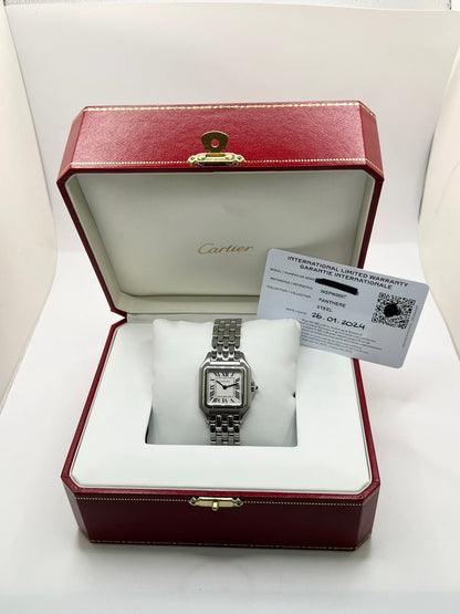 Montre Cartier Panthère référence WSPN0007 pour femme en acier, fabriquée en 2024 et équipée d'un mouvement quartz fiable et précis. Son boîtier de 27 x 37 mm présente une élégante lunette en acier, un cadran argenté à chiffres romains et un verre saphir résistant aux rayures. Cette montre Cartier Panthère dispose d'un bracelet en acier avec boucle déployante. Vendue avec son coffret et ses papiers d'origine, elle est en très bon état et révisée en interne.