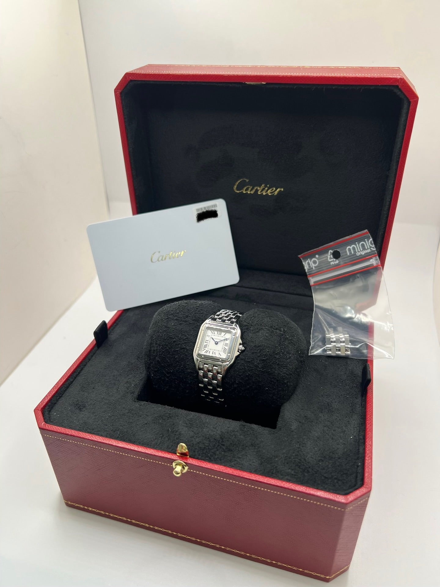 Montre Cartier Panthère femme en acier, référence WSPN0013, avec mouvement quartz. Boîtier rectangulaire 23 x 30 mm en acier, cadran argent à chiffres romains, verre saphir et bracelet acier avec boucle double plis. Modèle 2026 en état neuf, jamais porté, livré avec coffret et papiers d’origine. Élégante et intemporelle, cette montre Cartier Panthère allie raffinement, confort et design iconique.