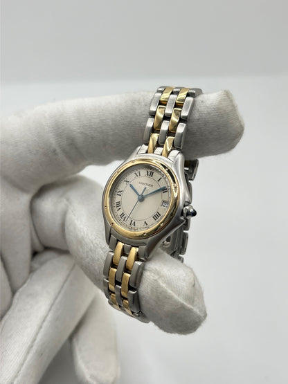Montre Cartier Panthère référence 119000R pour femme en or jaune et acier, équipée d'un mouvement à quartz. Son boîtier de 26 mm est sublimé par une lunette en or jaune, un cadran blanc à chiffres romains et un verre saphir résistant aux rayures. Son bracelet bicolore en or et acier avec boucle déployante assure un porté confortable. Cette montre d'occasion est en très bon état, révisée en interne et livrée avec son coffret d'origine.