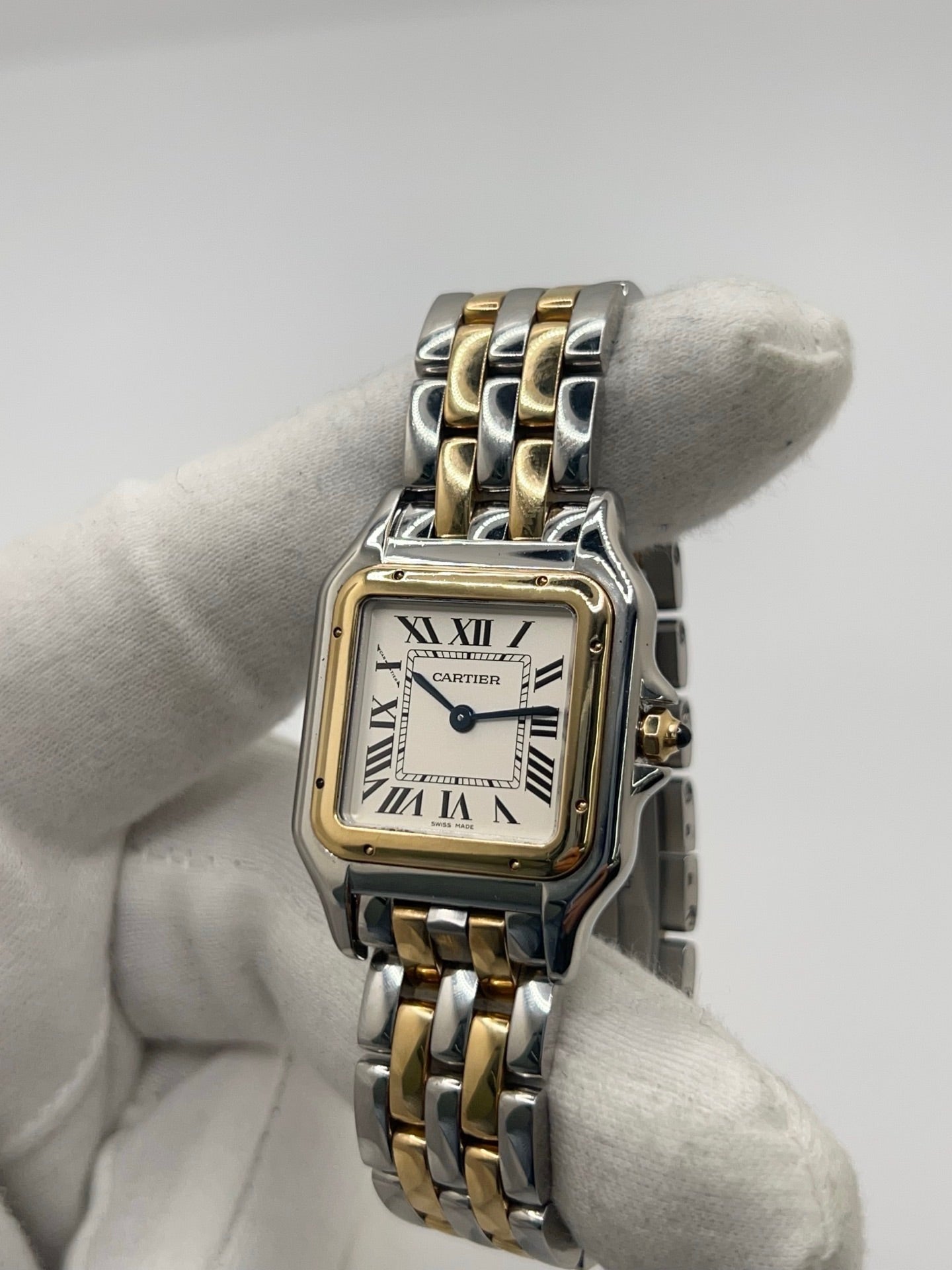 Montre Cartier Panthère W2PN0007 pour femme en acier et or jaune, équipée d’un mouvement quartz. Boîtier de 27 x 37 mm avec verre saphir et cadran argent à chiffres romains, signature élégante de la collection Panthère. Bracelet bicolore en acier et or avec boucle déployante. Étanchéité 3 ATM. Modèle de 2022 en très bon état, avec légères micro-rayures discrètes. Livrée avec coffret et papiers d’origine, idéale comme montre de luxe d’occasion raffinée.
