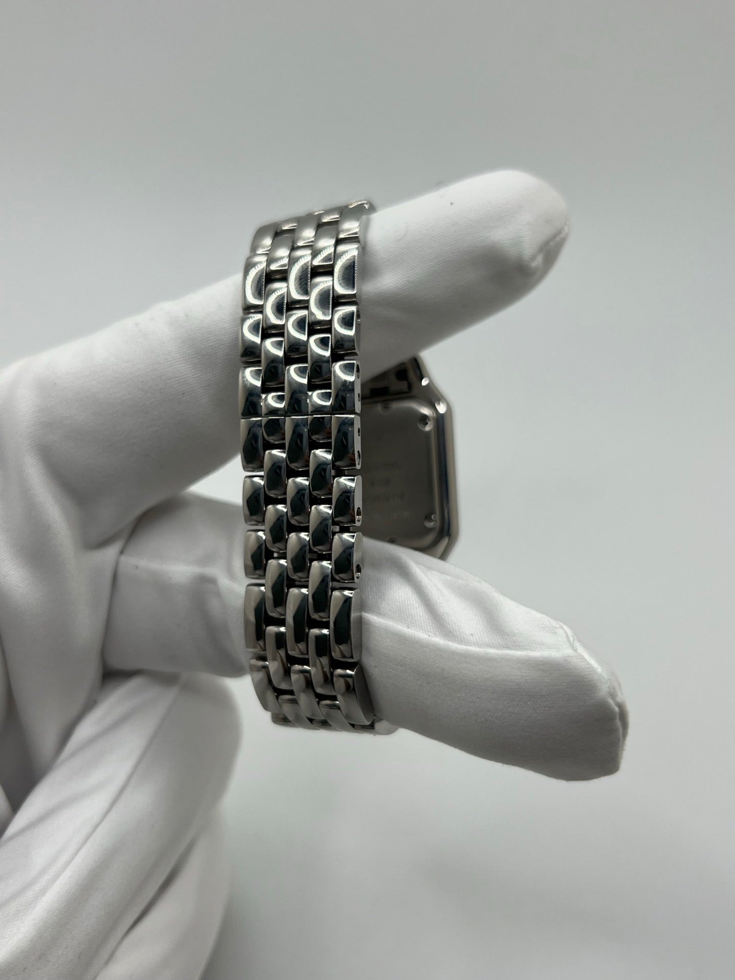 Montre Cartier Panthère WSPN0007 pour femme en acier avec boîtier de 27 x 37 mm et cadran argent à chiffres romains. Modèle quartz élégant équipé de verre saphir et bracelet acier avec boucle pliante, combinant confort et style raffiné. Montre iconique de la collection Panthère, idéale pour un usage quotidien ou une occasion spéciale. Pièce d’occasion en très bon état, révisée, livrée avec coffret et papiers d’origine.