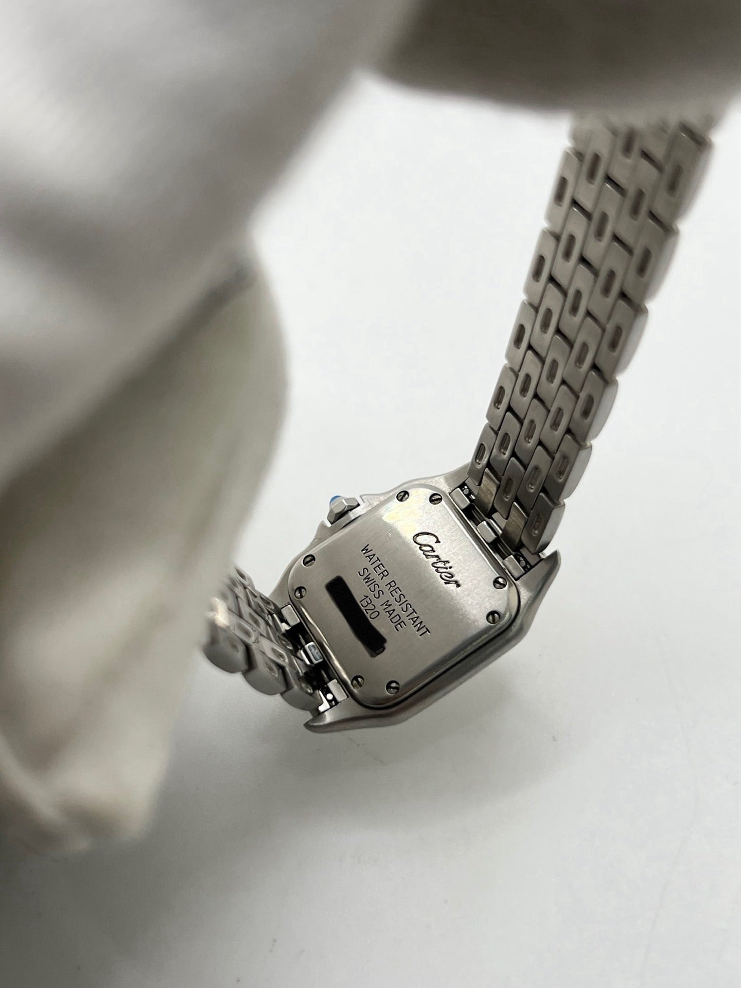 Cartier Panthère référence 1320 en acier avec boîtier de 22 mm, cadran blanc à chiffres romains et mouvement à quartz. Cette montre femme est équipée d'un bracelet en acier avec boucle déployante double pli et d'un verre saphir. Modèle d'occasion en très bon état, révisé par le fabricant en 2026, livré avec son coffret et ses papiers d'origine.